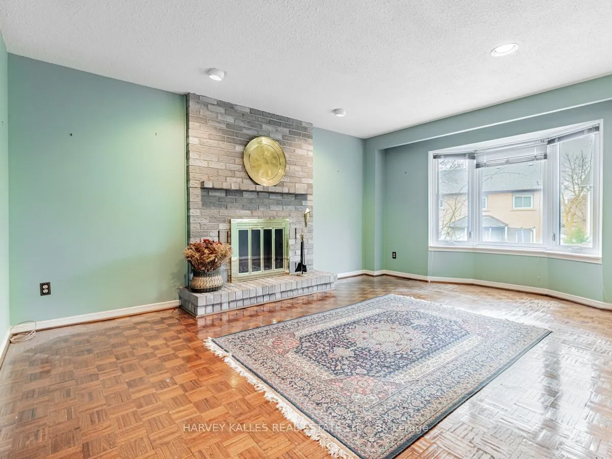18 Finlayson Court W