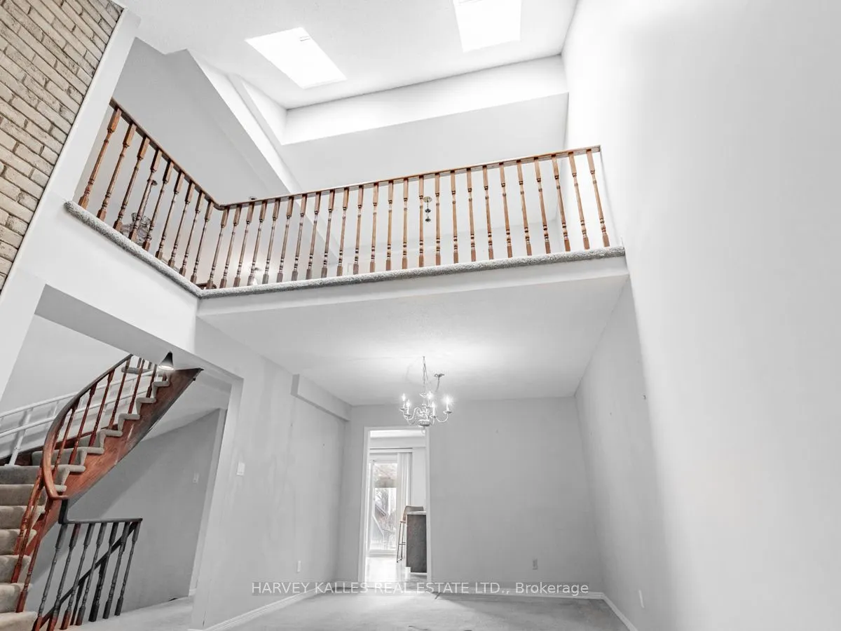 18 Finlayson Court W