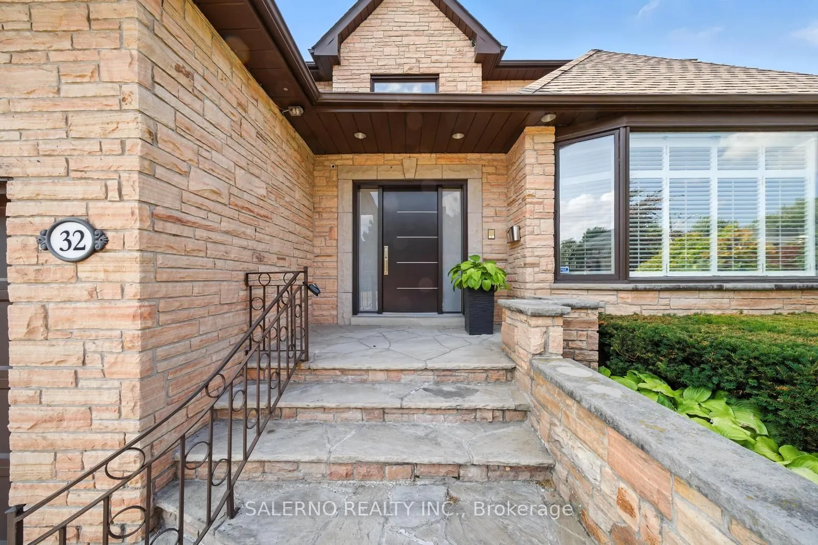 32 Donna Mae Crescent