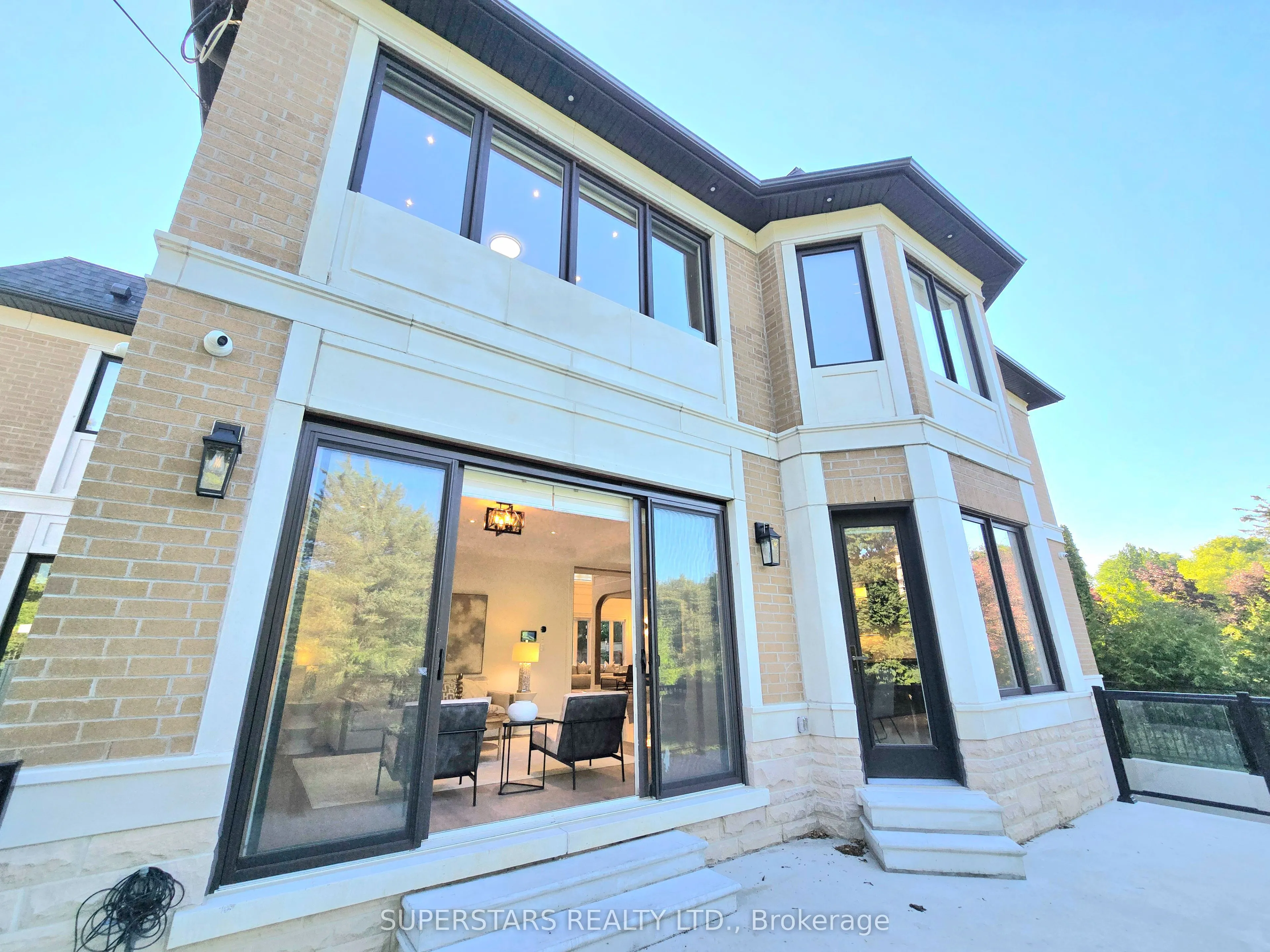 112 Robinson Street