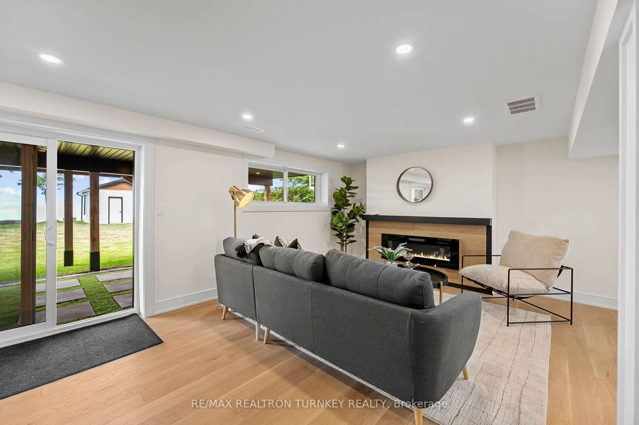 156 Holmes Point Road