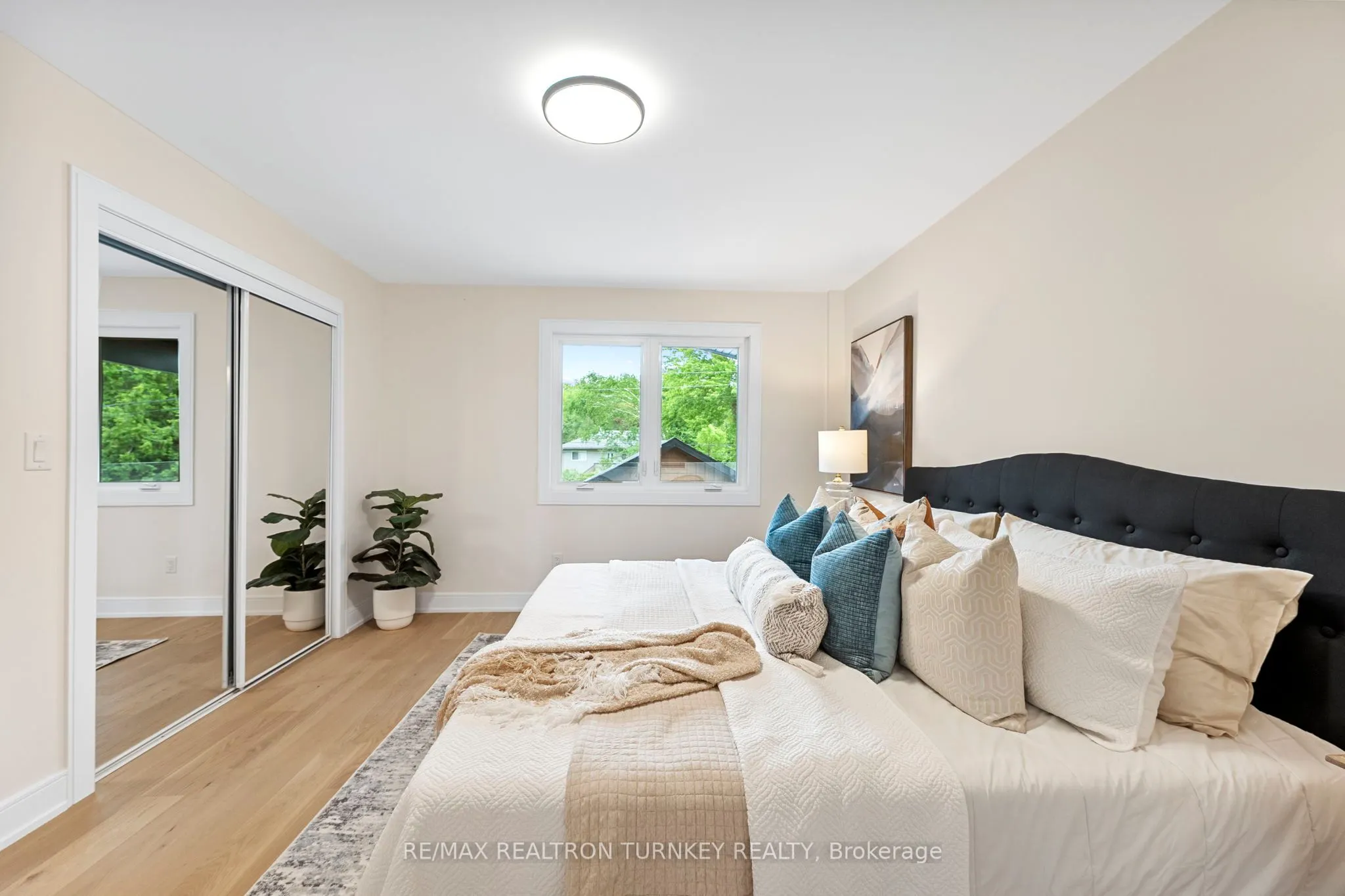 156 Holmes Point Road