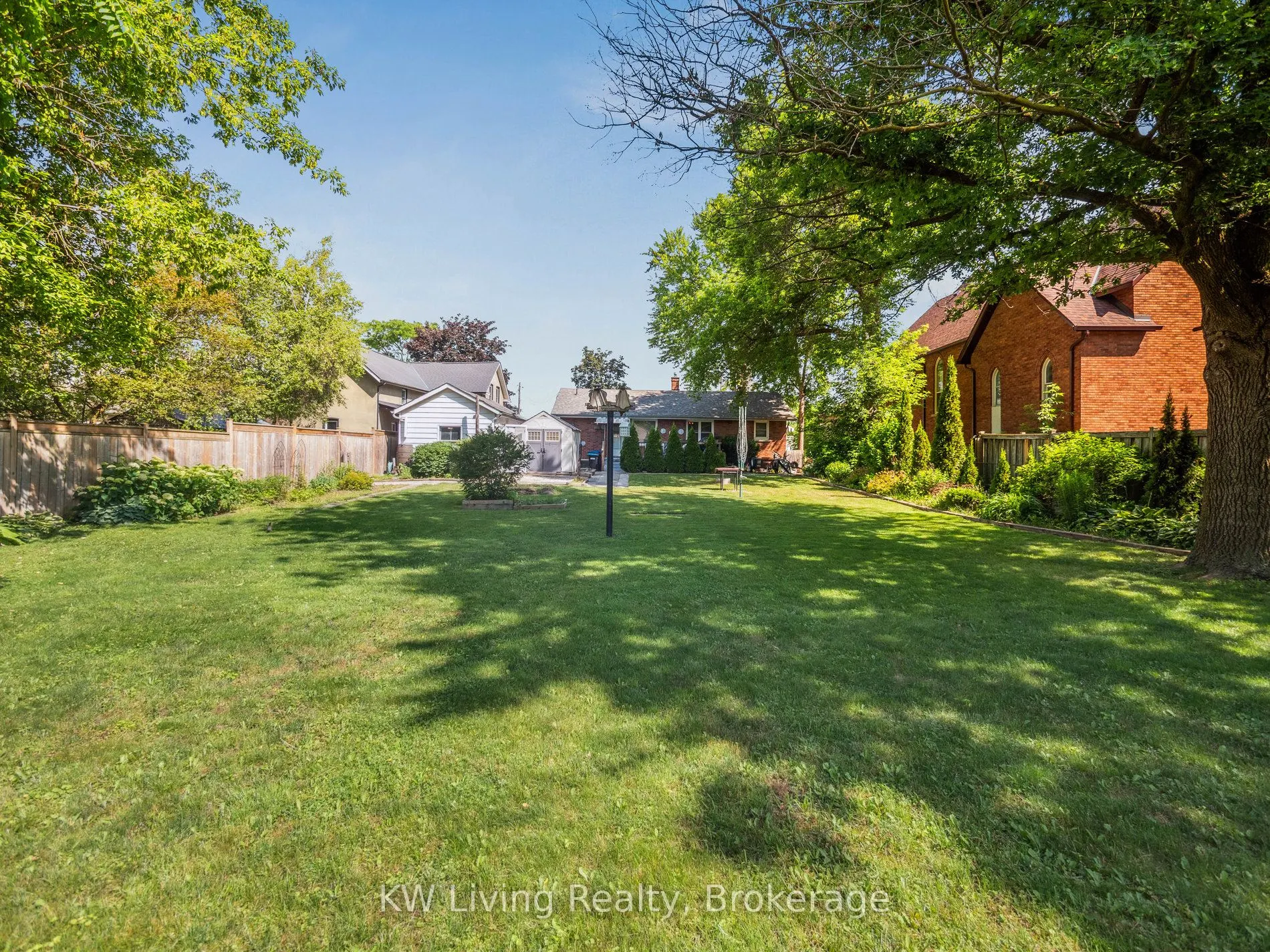 23 Wellington Street E
