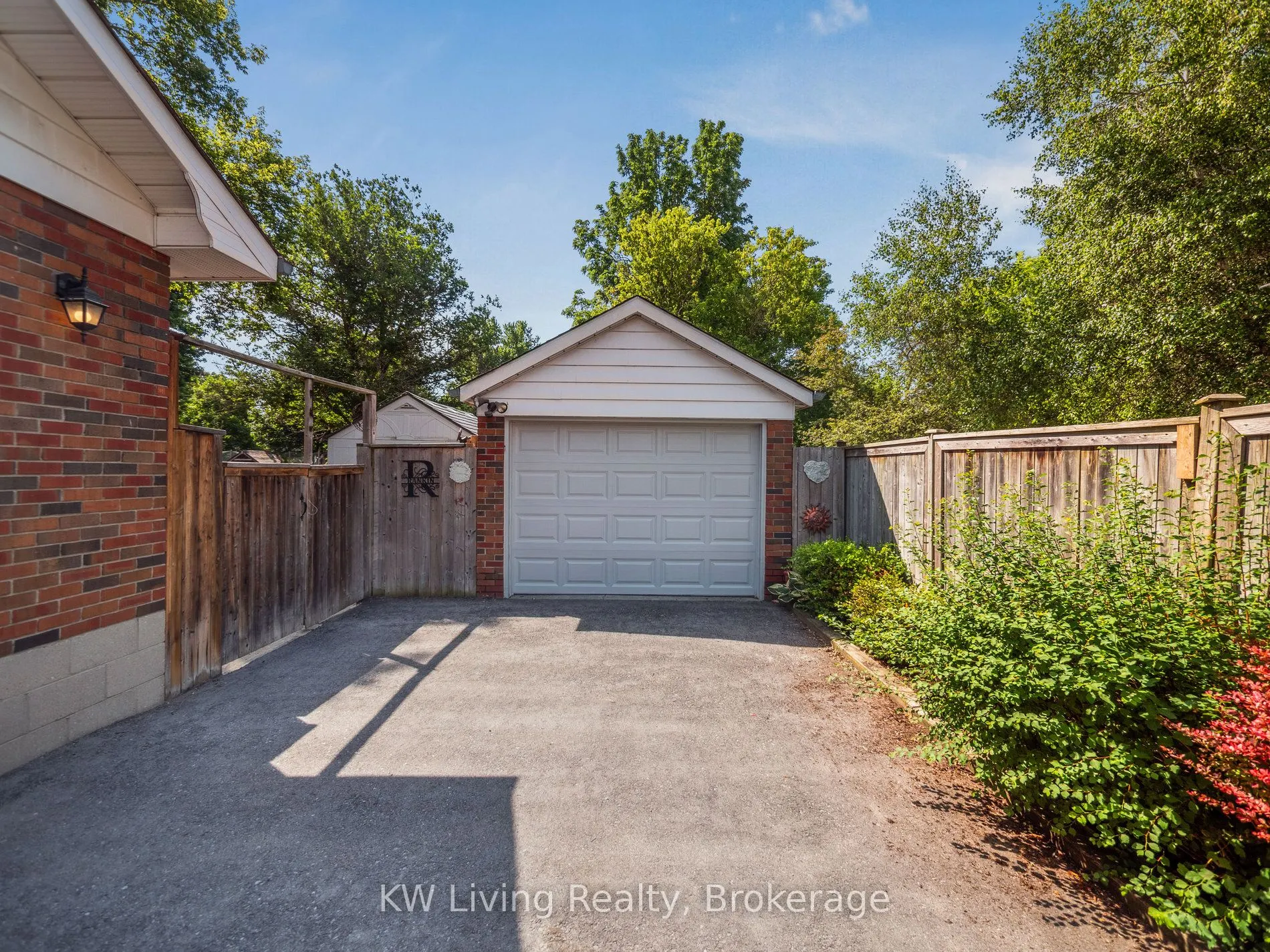23 Wellington Street E