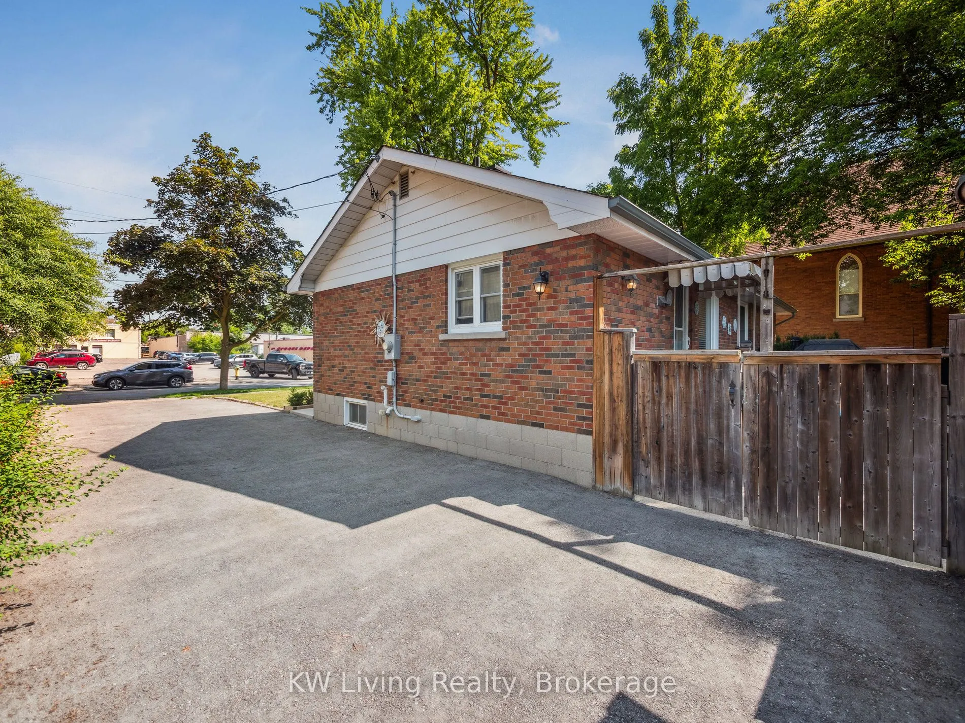 23 Wellington Street E