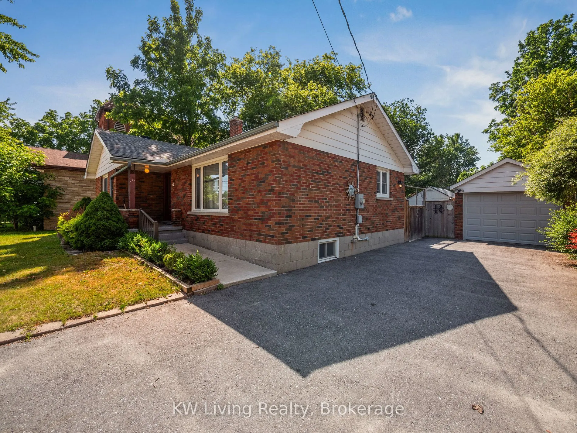 23 Wellington Street E