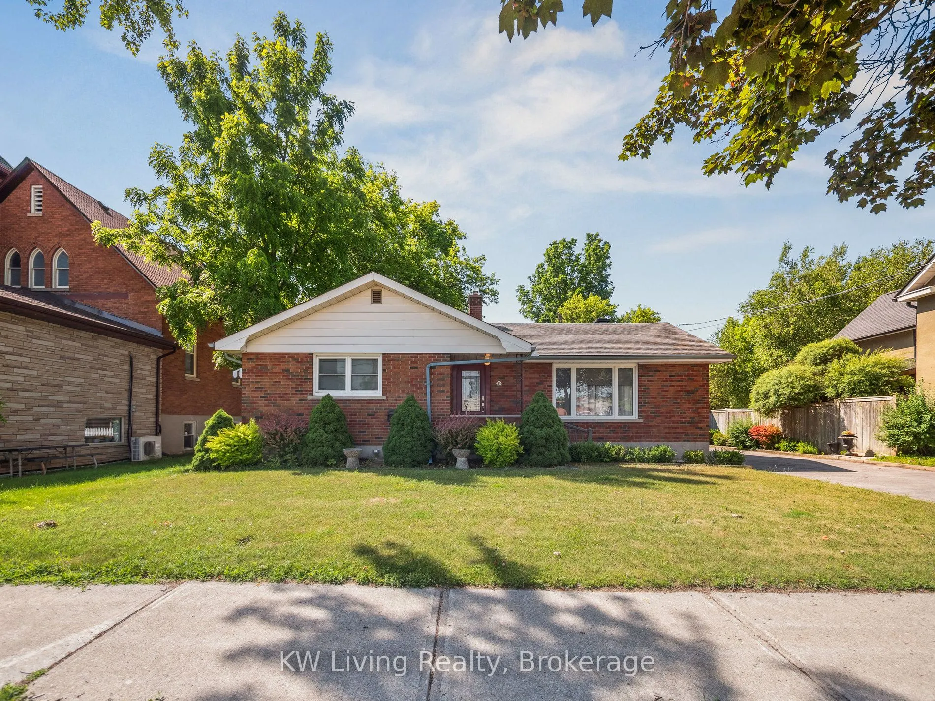 23 Wellington Street E