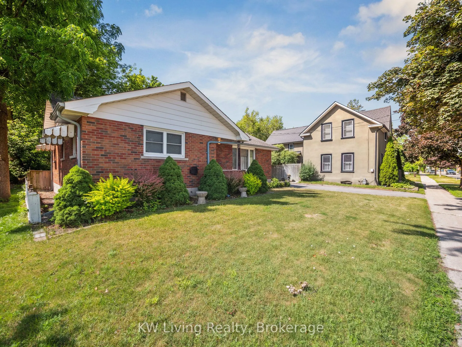 23 Wellington Street E
