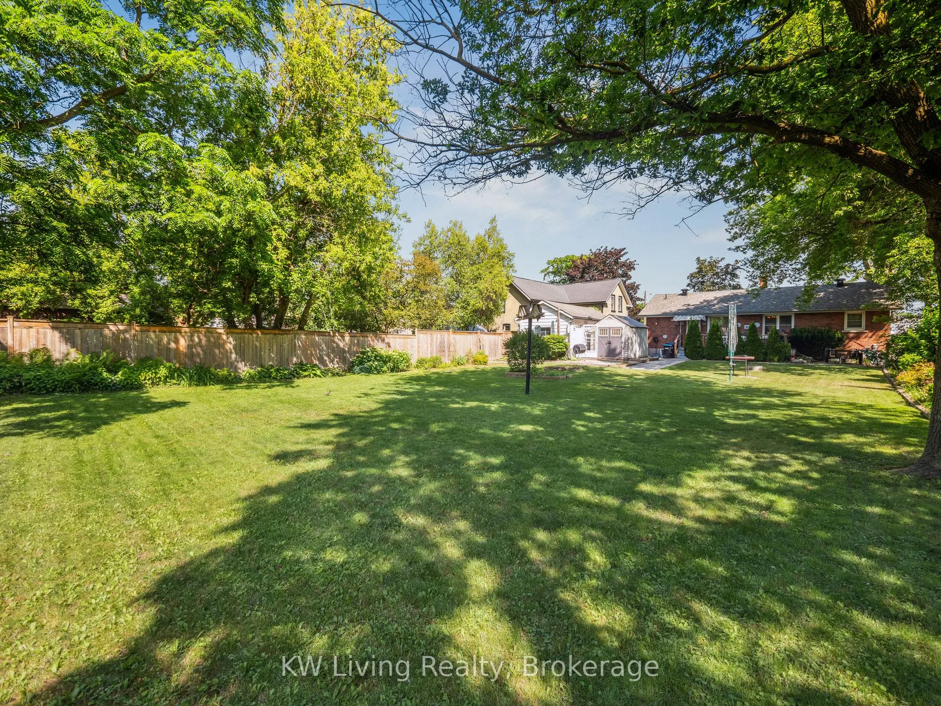 23 Wellington Street E