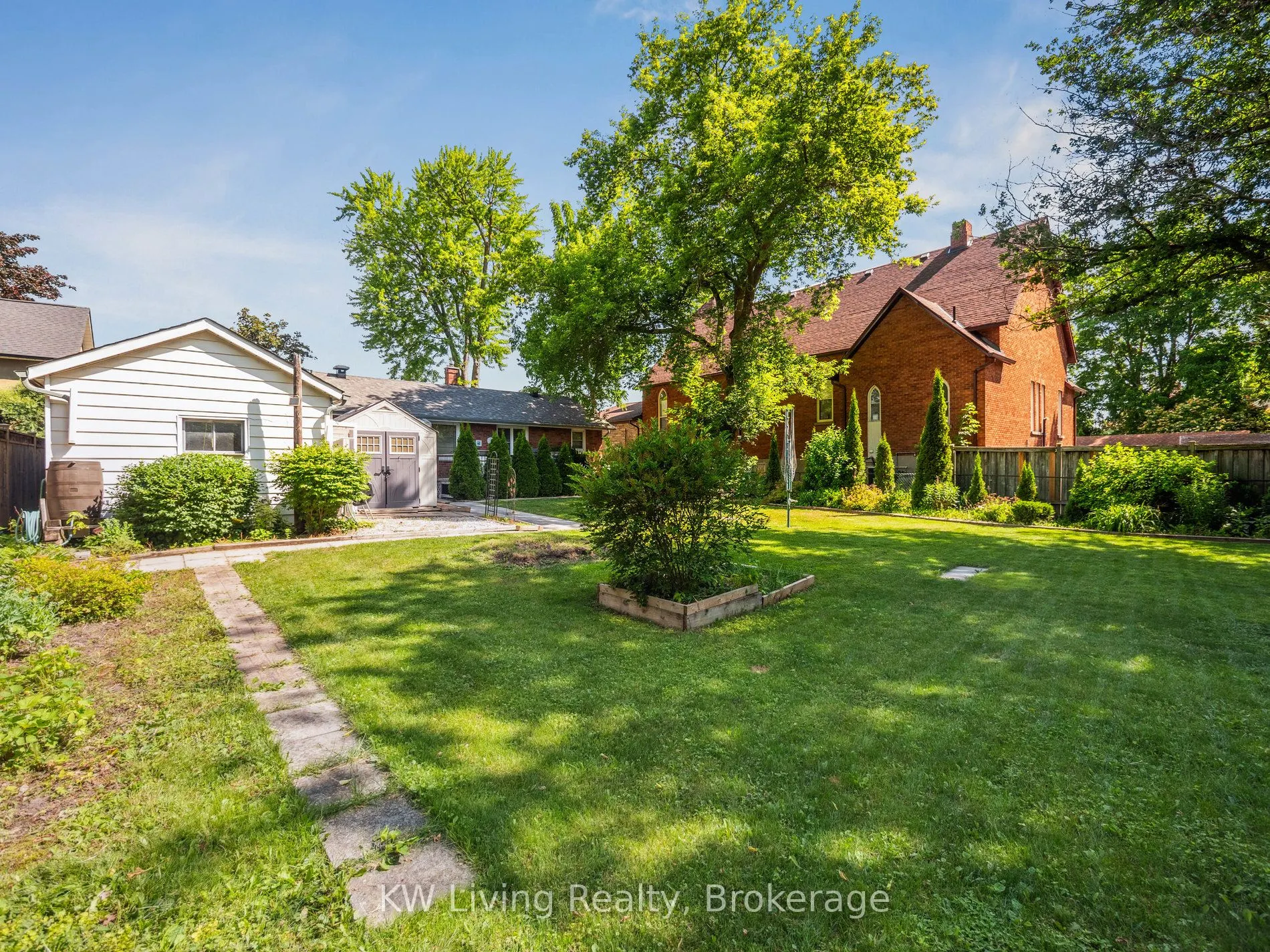 23 Wellington Street E