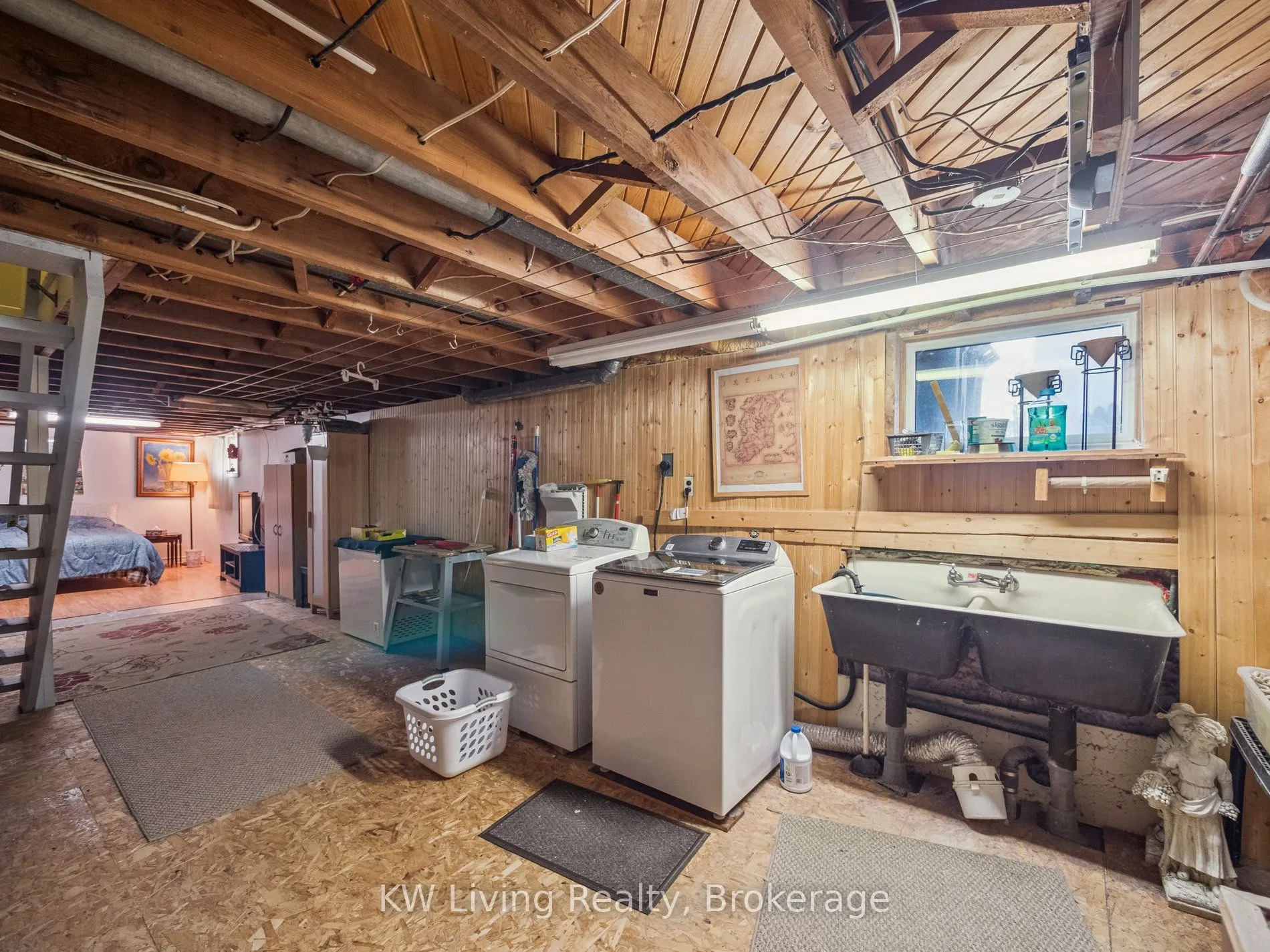 23 Wellington Street E