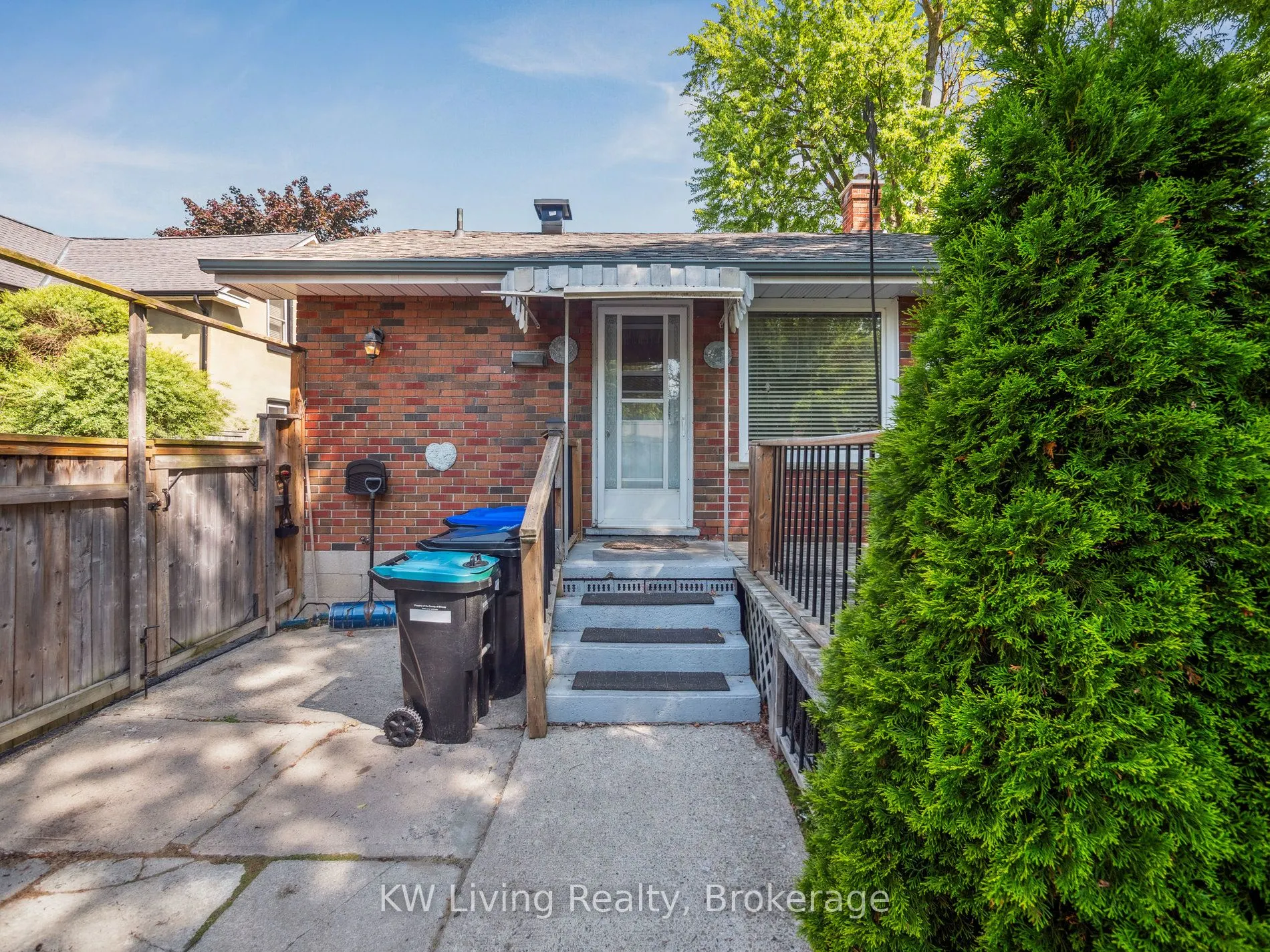 23 Wellington Street E