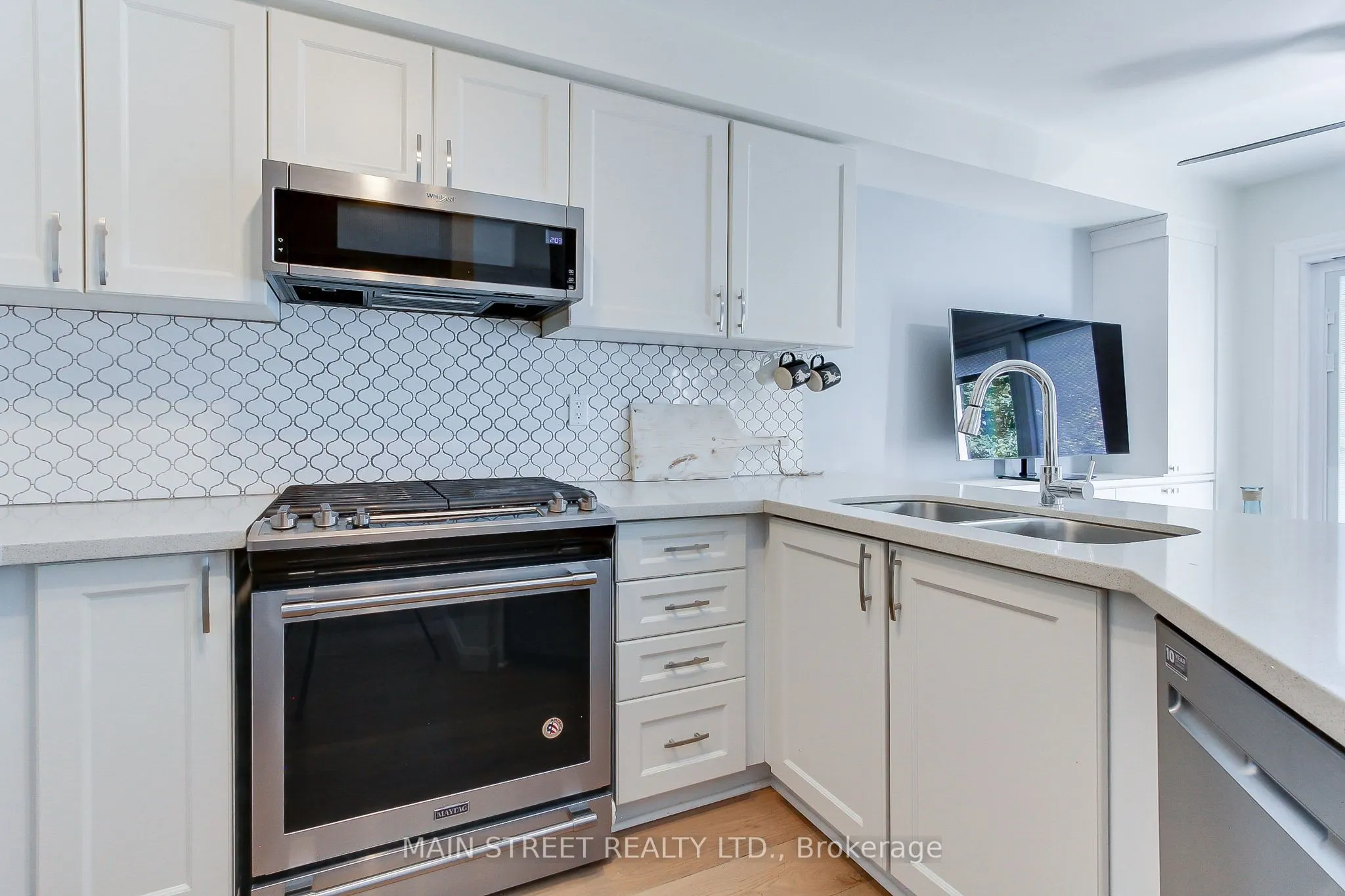 228 Warner Crescent