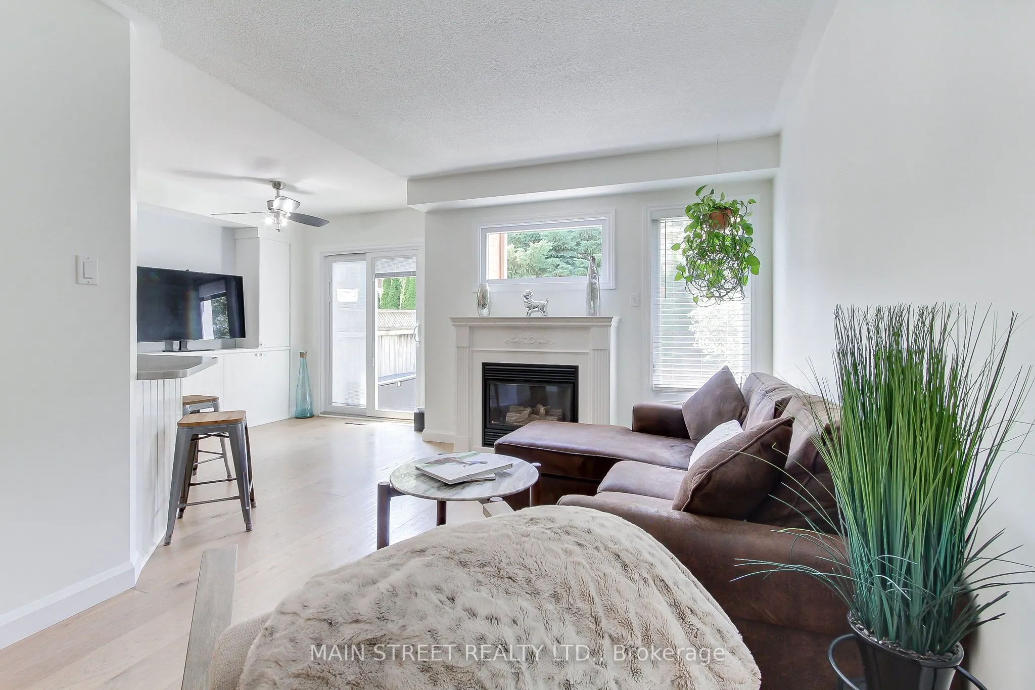 228 Warner Crescent