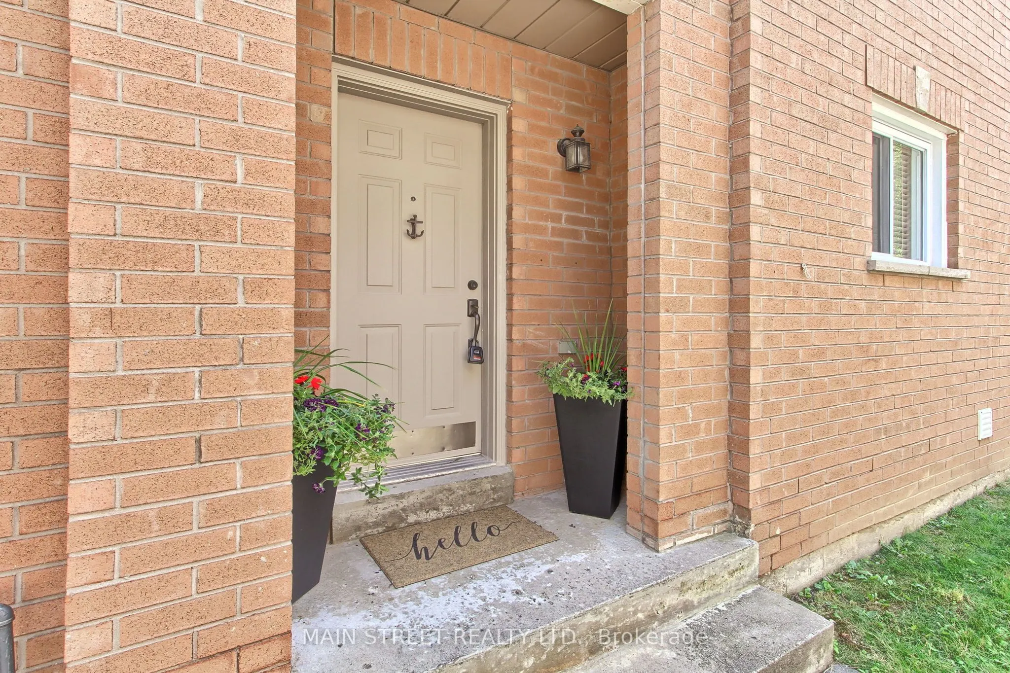 228 Warner Crescent