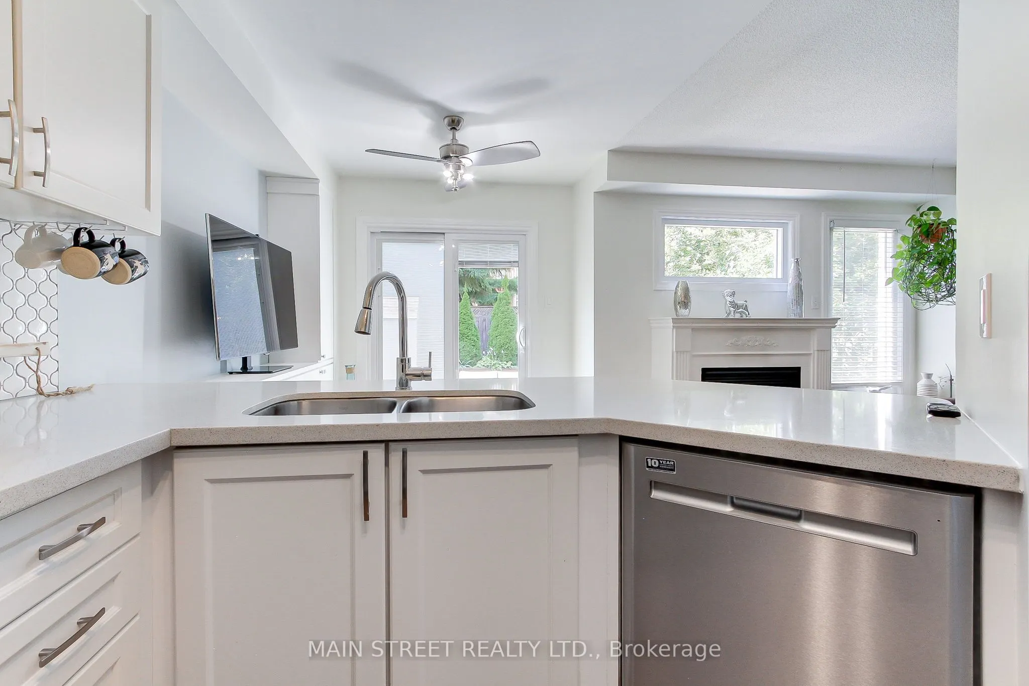 228 Warner Crescent