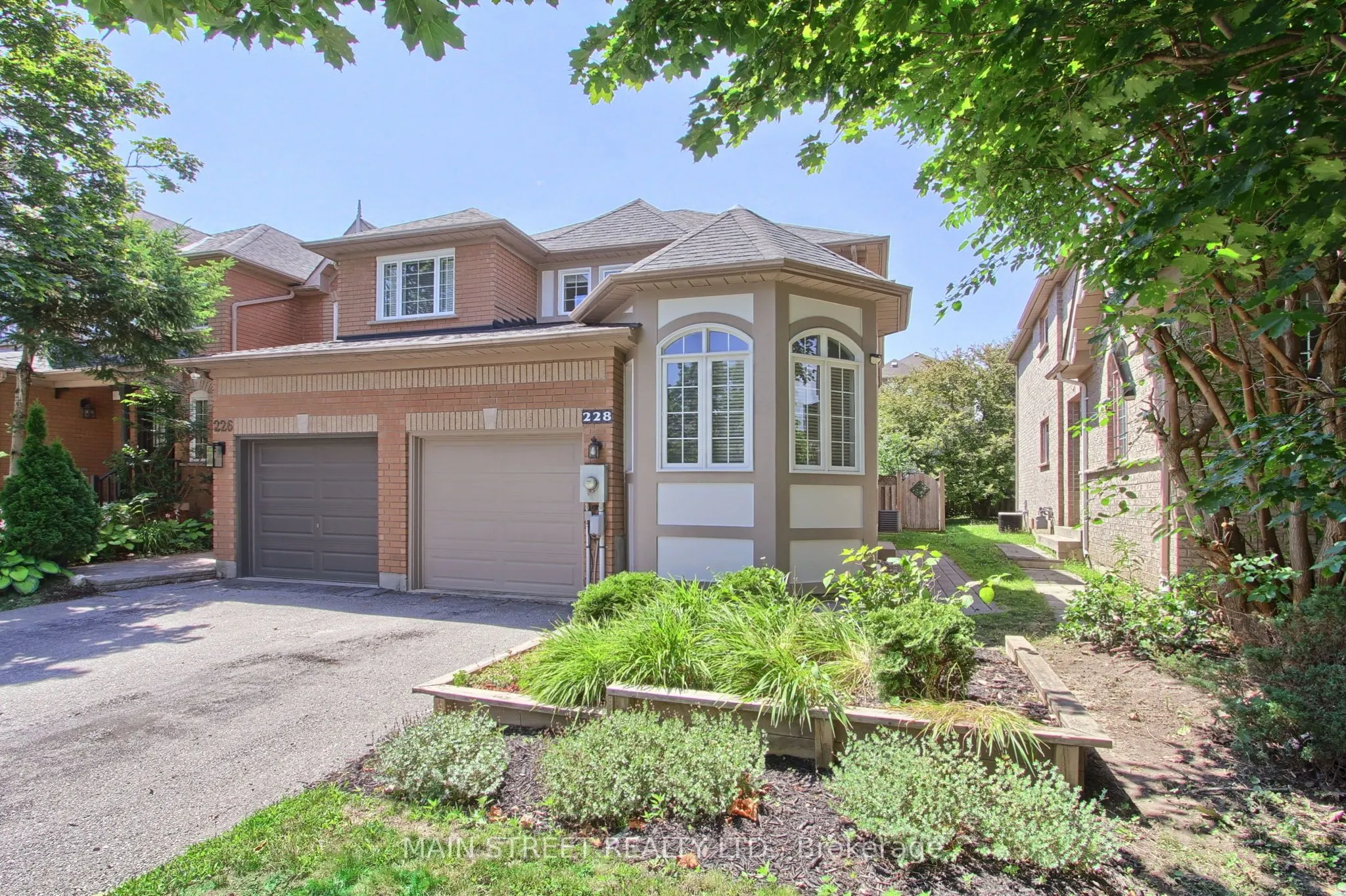 228 Warner Crescent