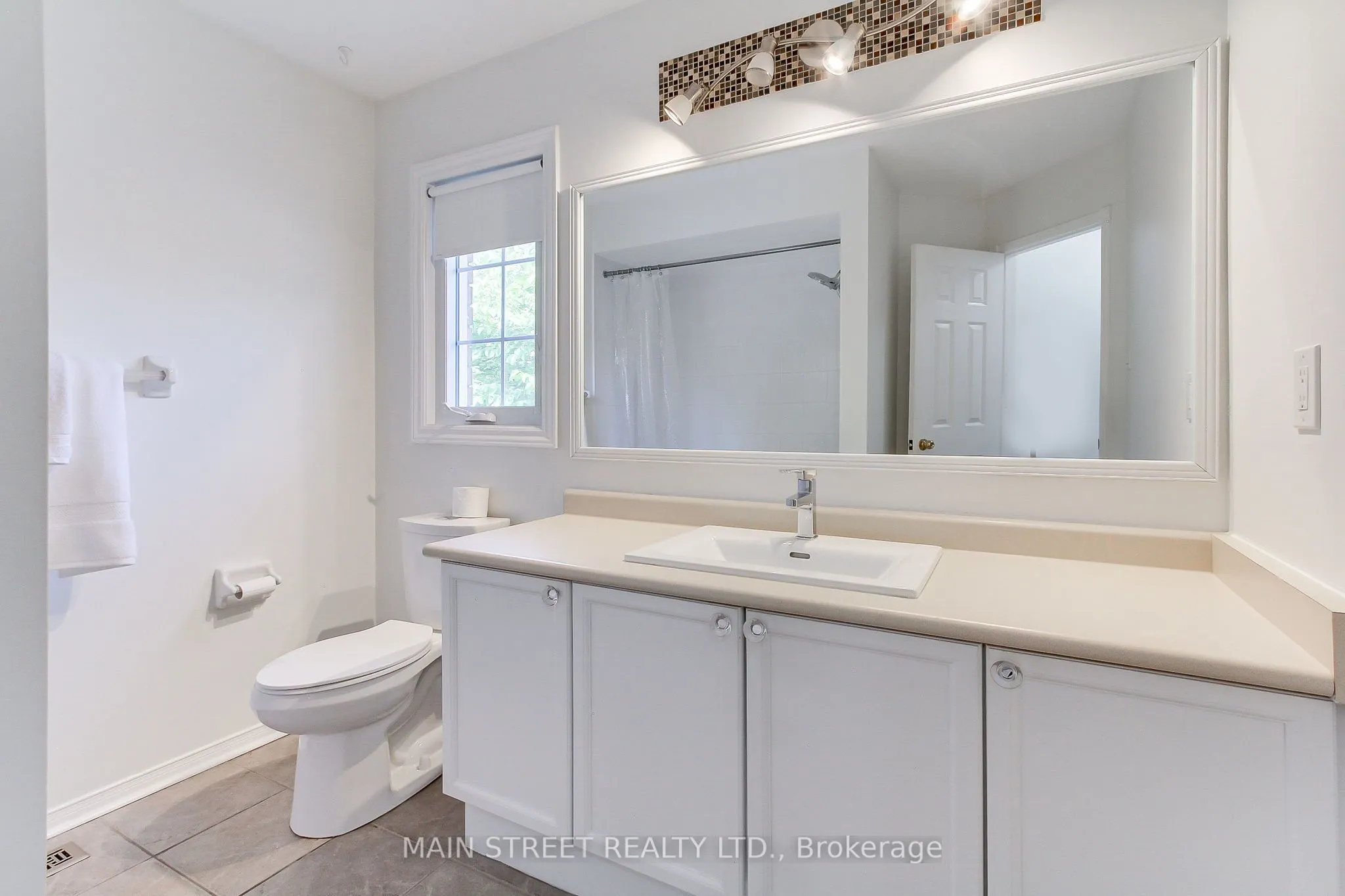 228 Warner Crescent