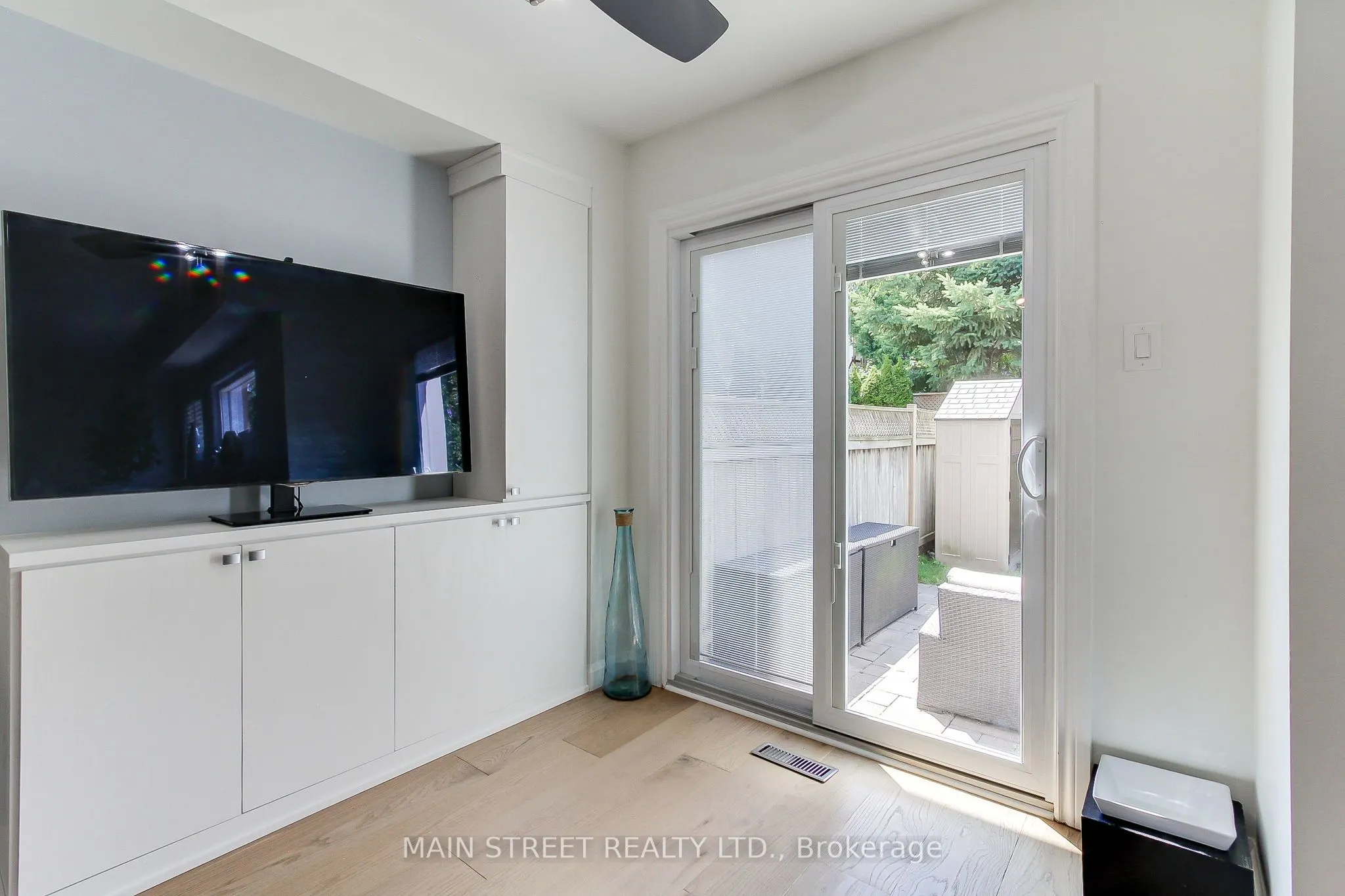 228 Warner Crescent