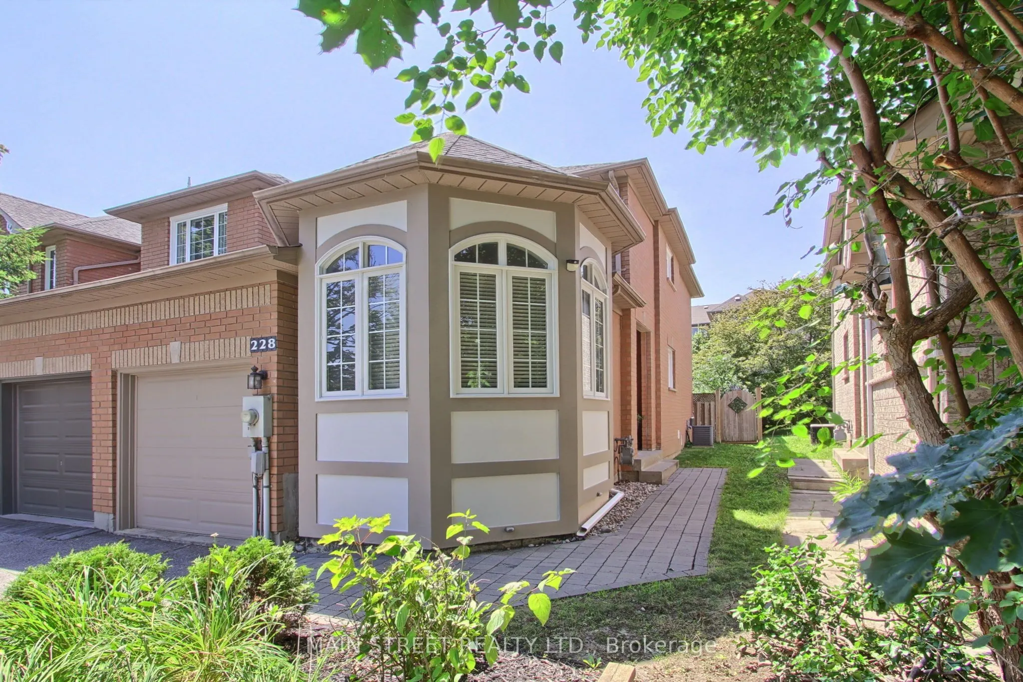 228 Warner Crescent