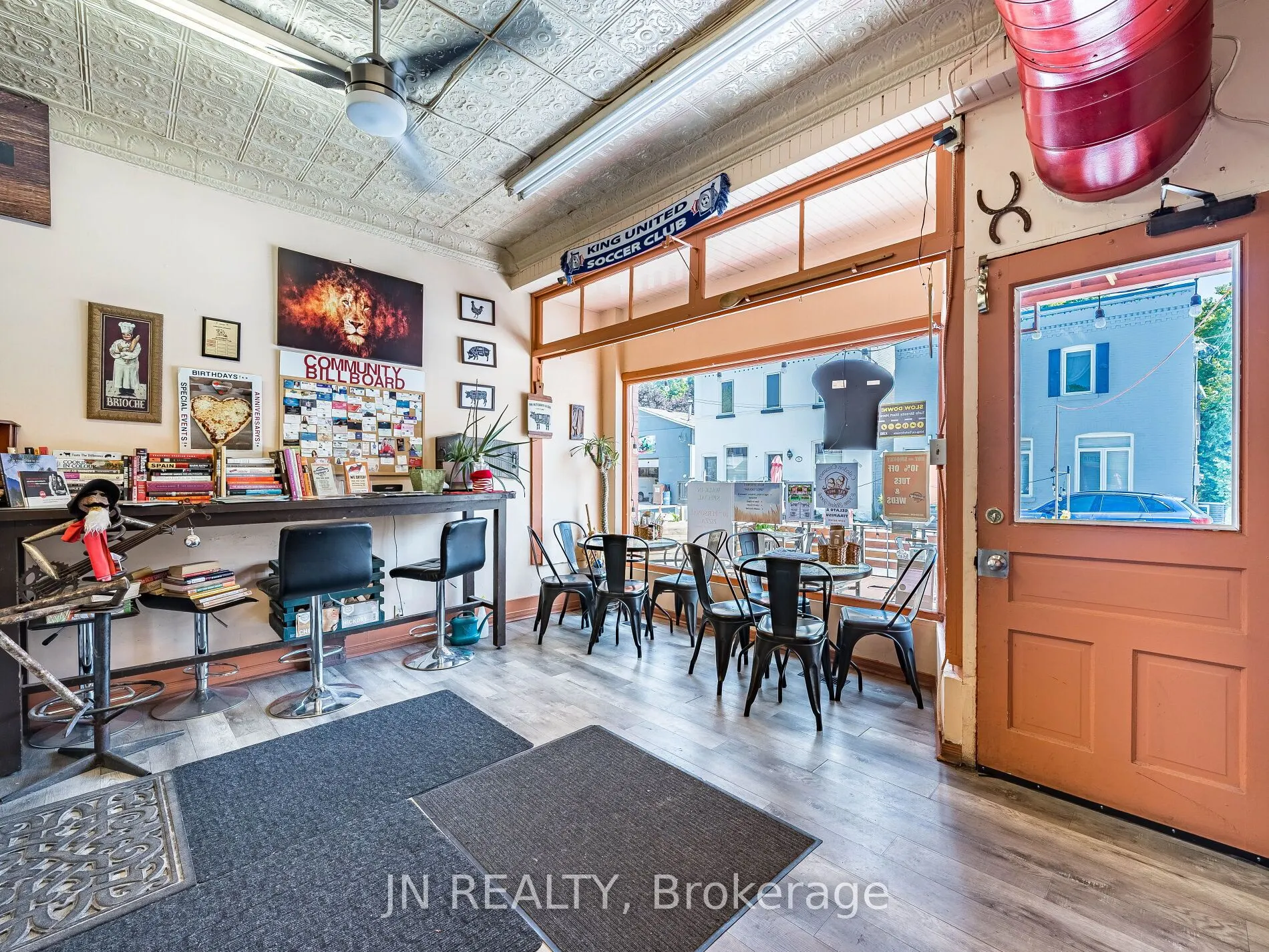 289 Main Street W