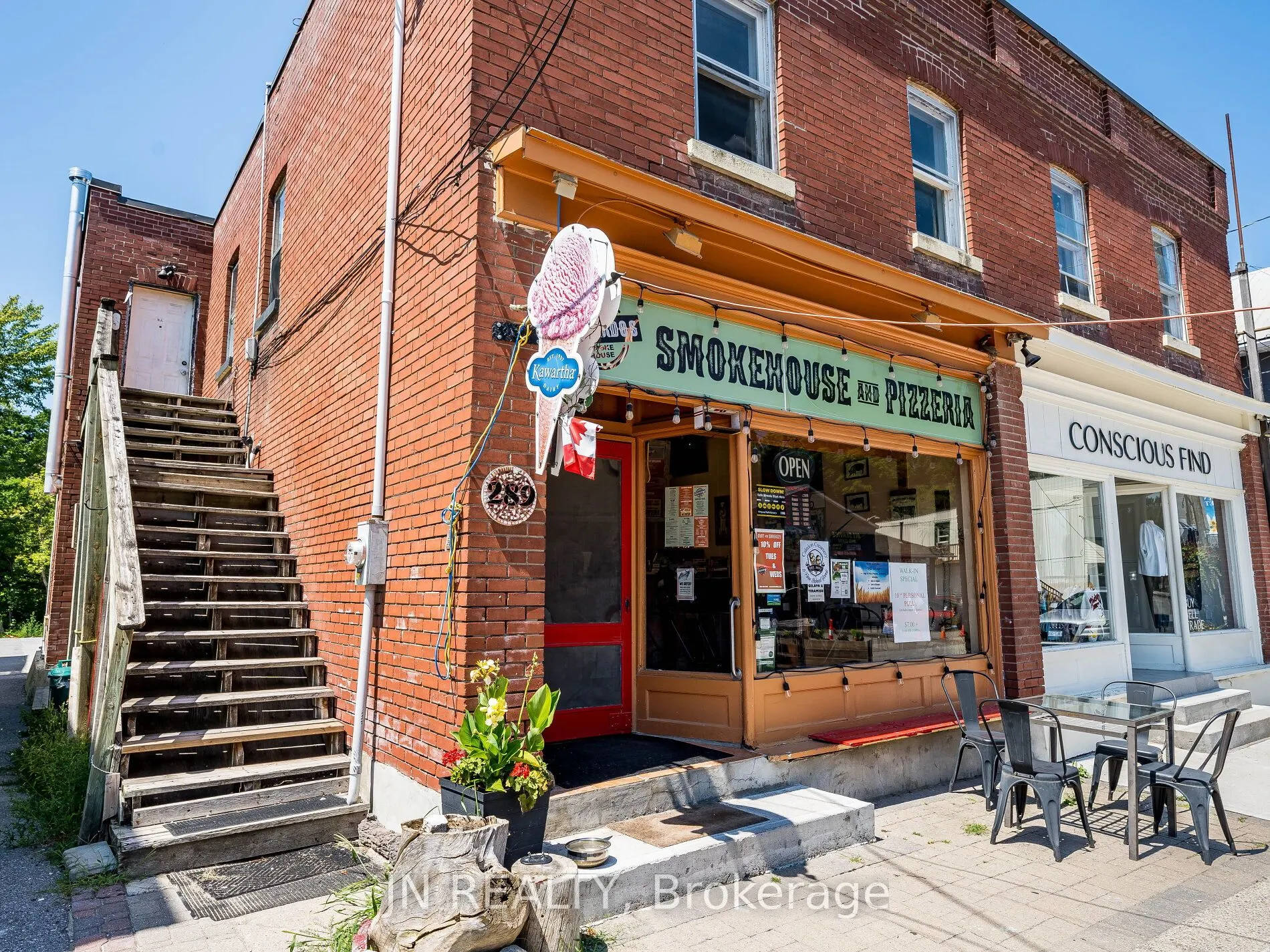 289 Main Street W