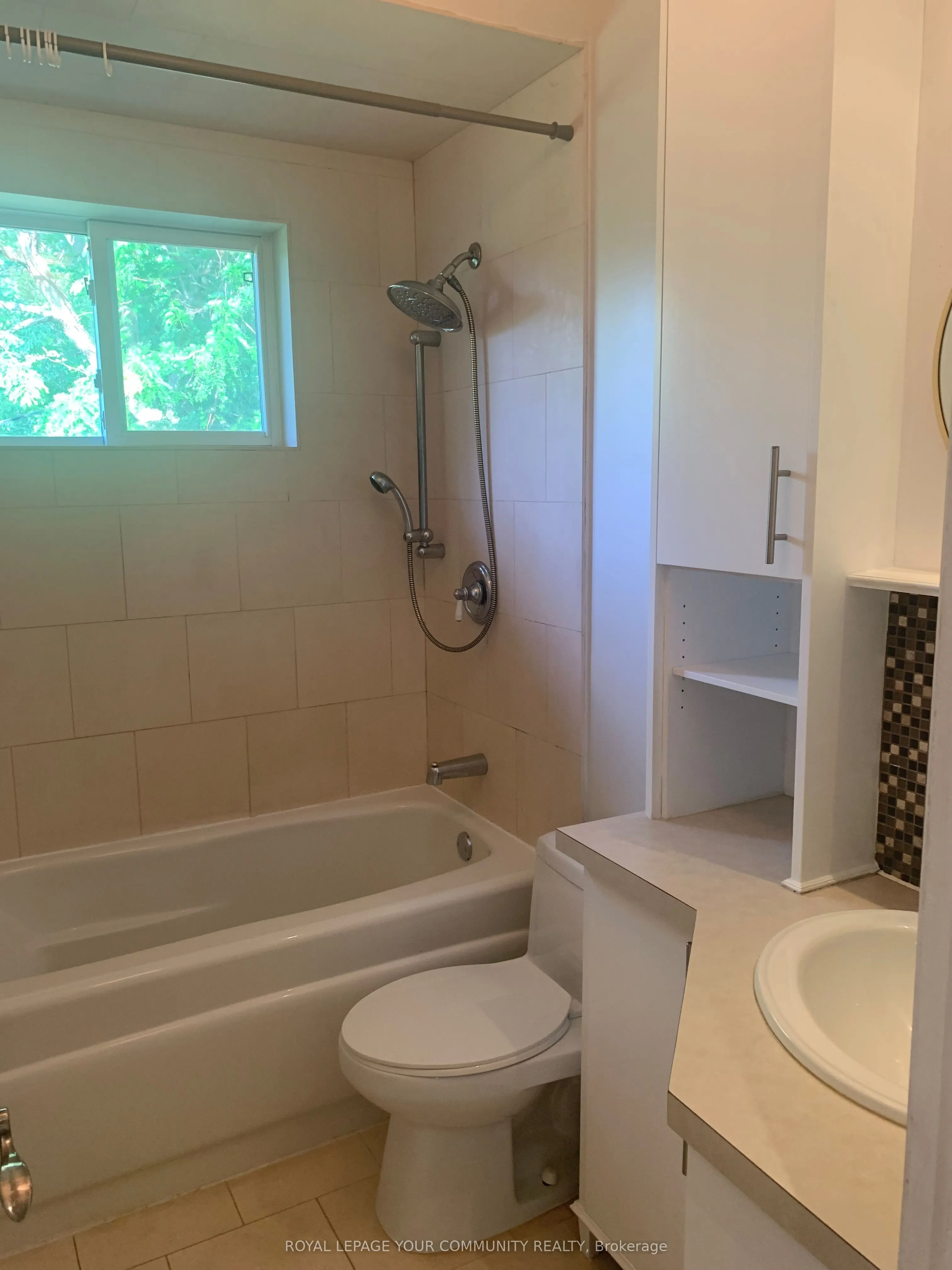 15 Holman Crescent, #main floor