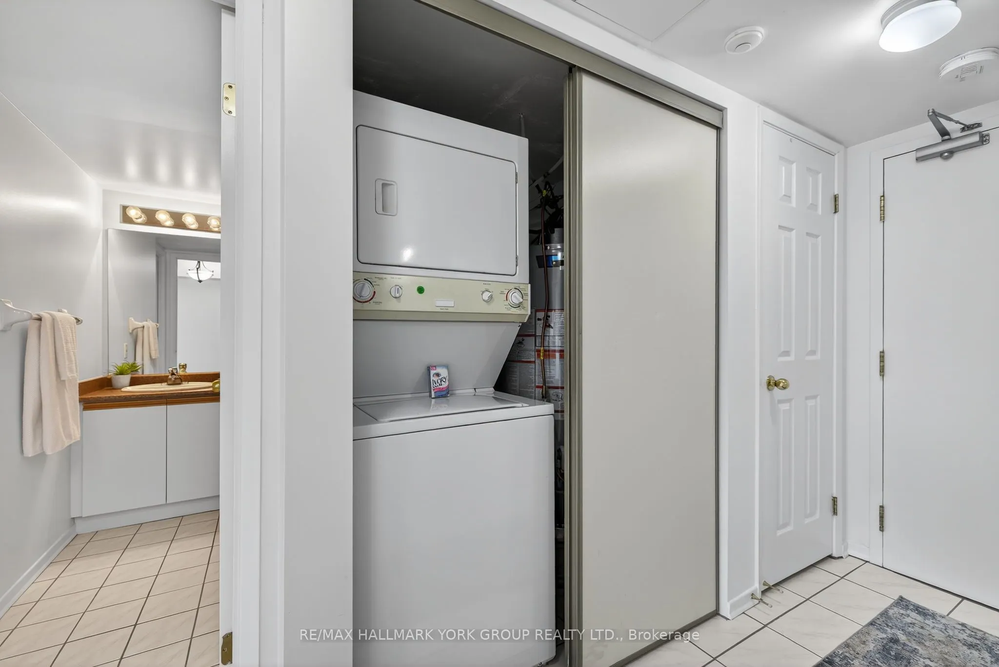 160 Wellington Street E, #210