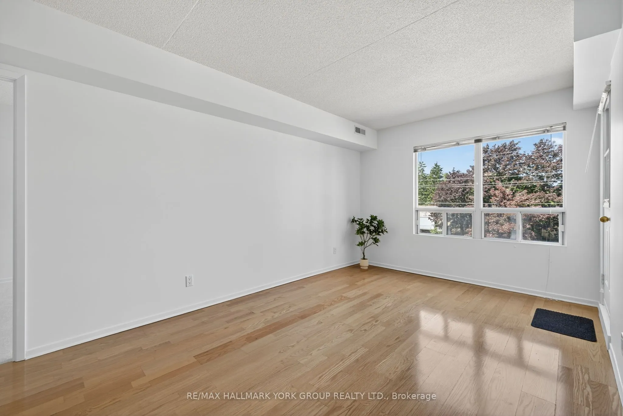 160 Wellington Street E, #210