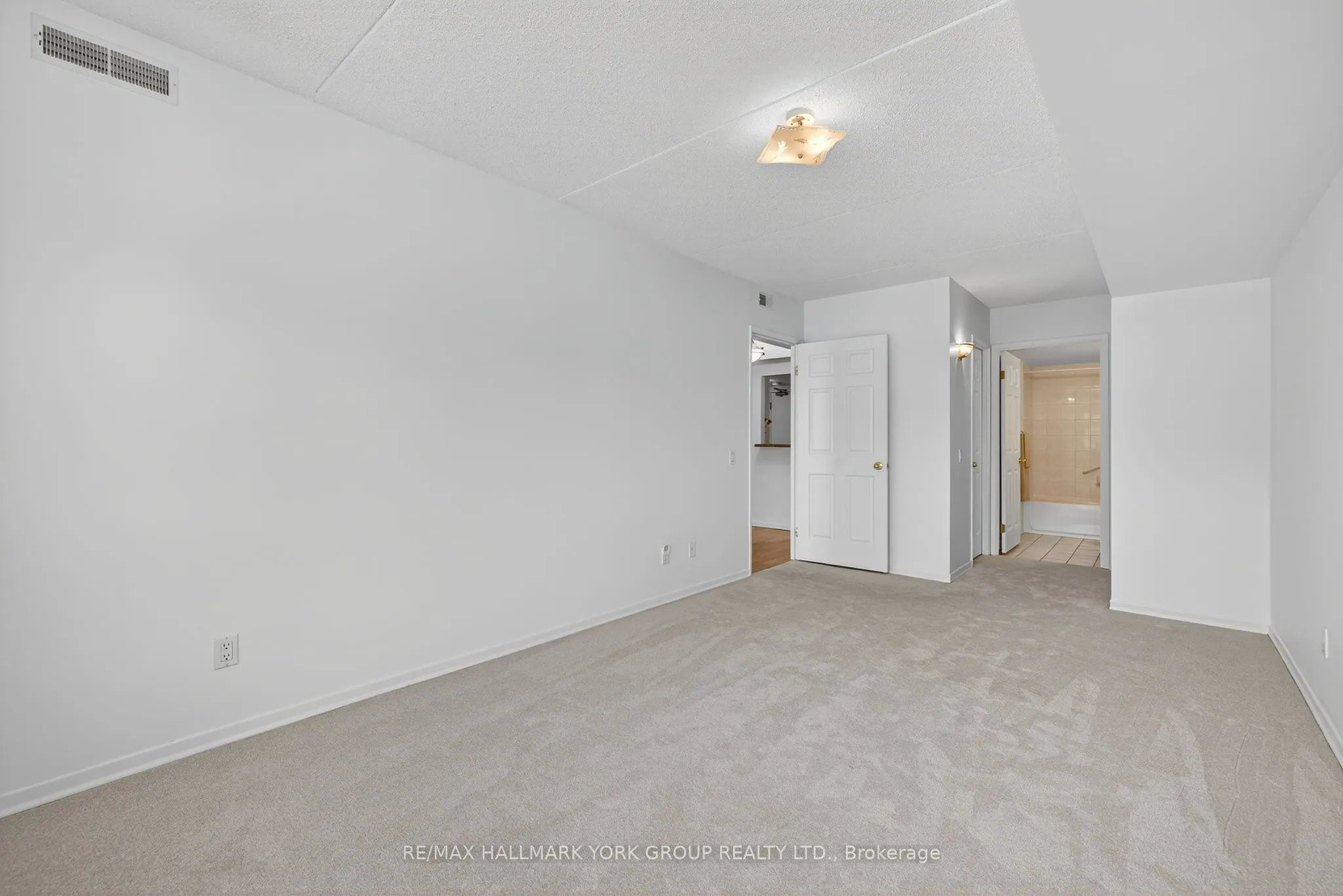 160 Wellington Street E, #210