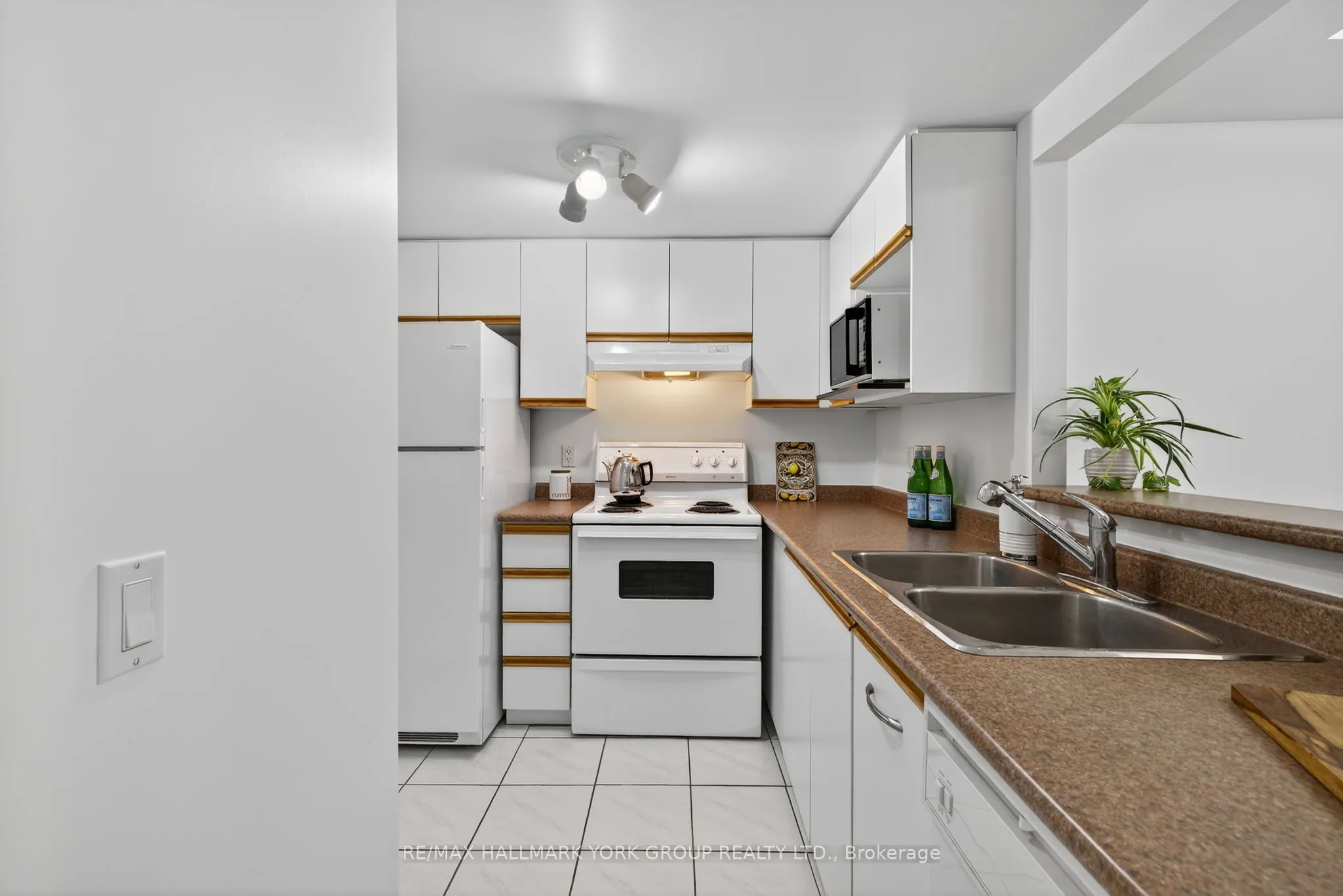 160 Wellington Street E, #210