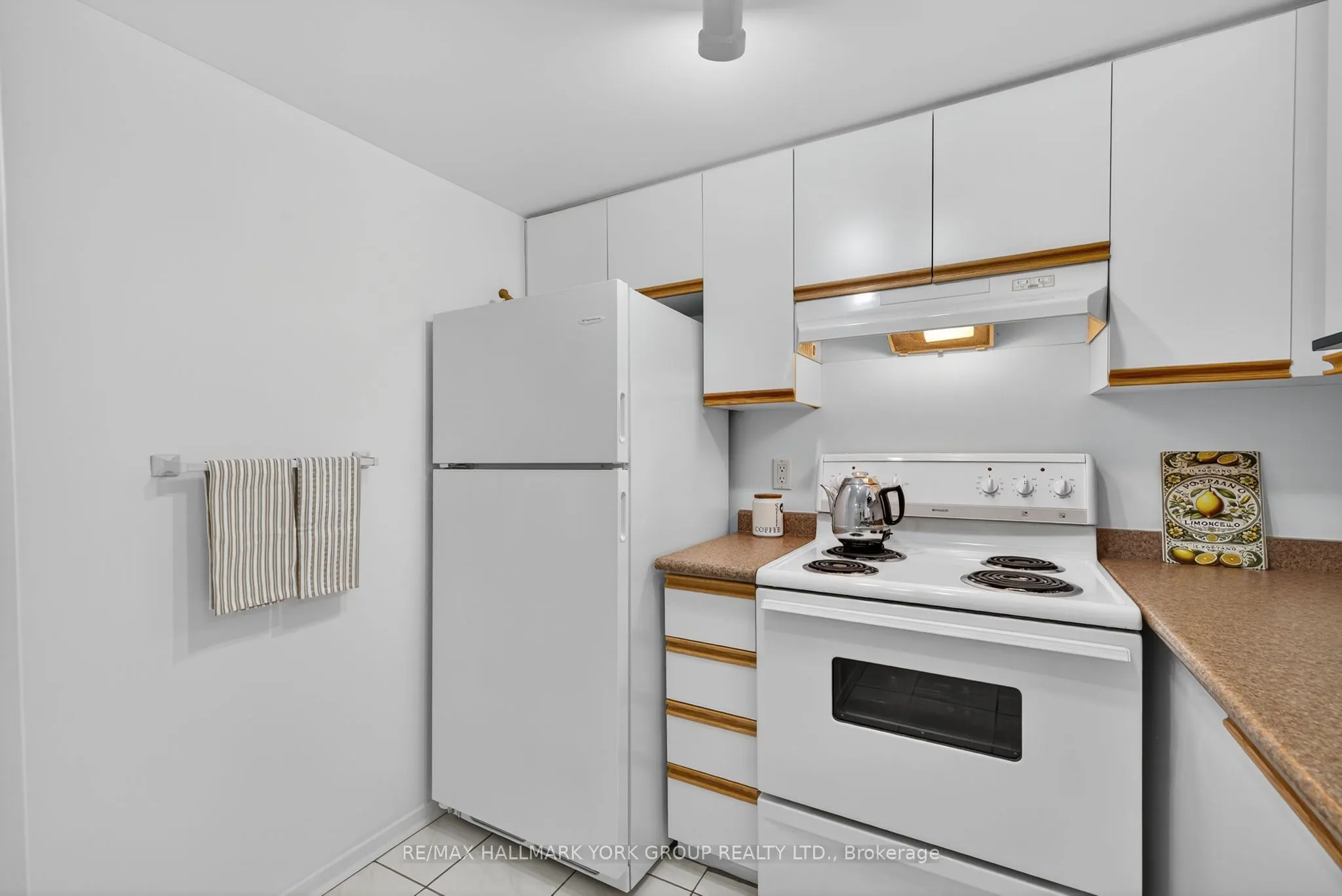 160 Wellington Street E, #210