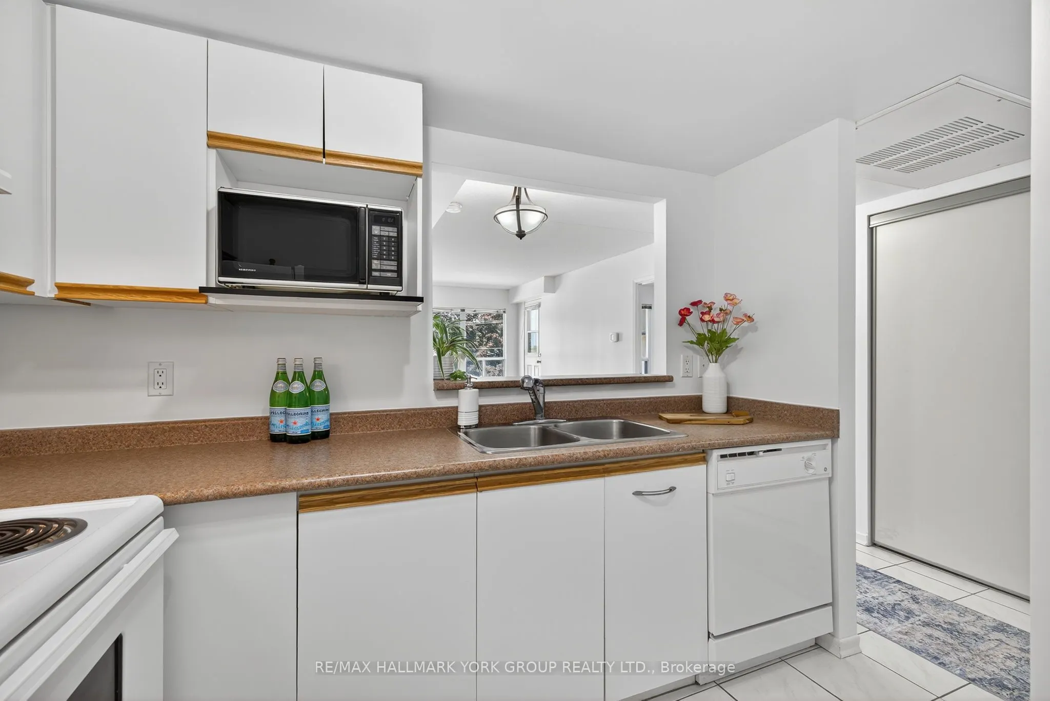 160 Wellington Street E, #210