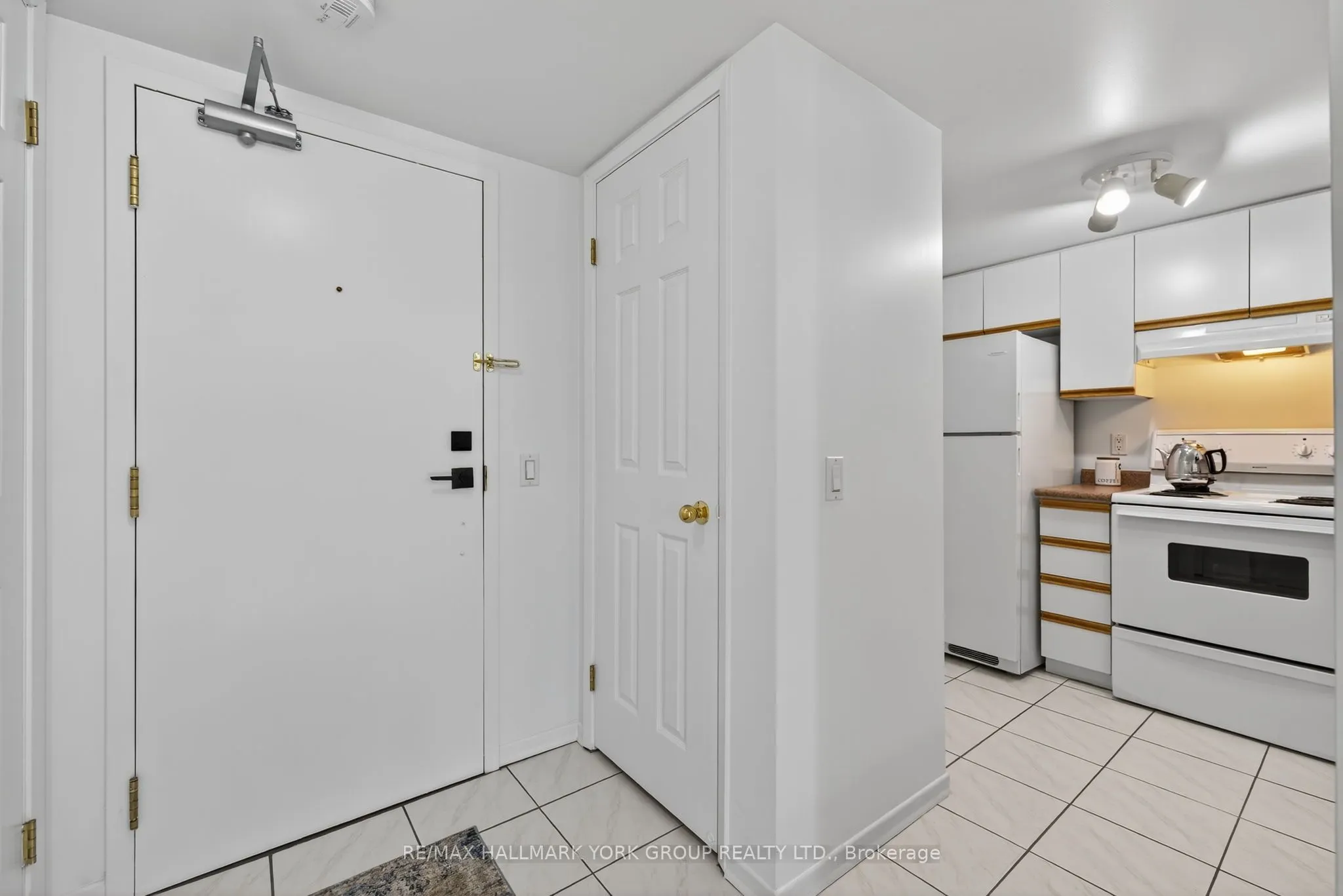 160 Wellington Street E, #210