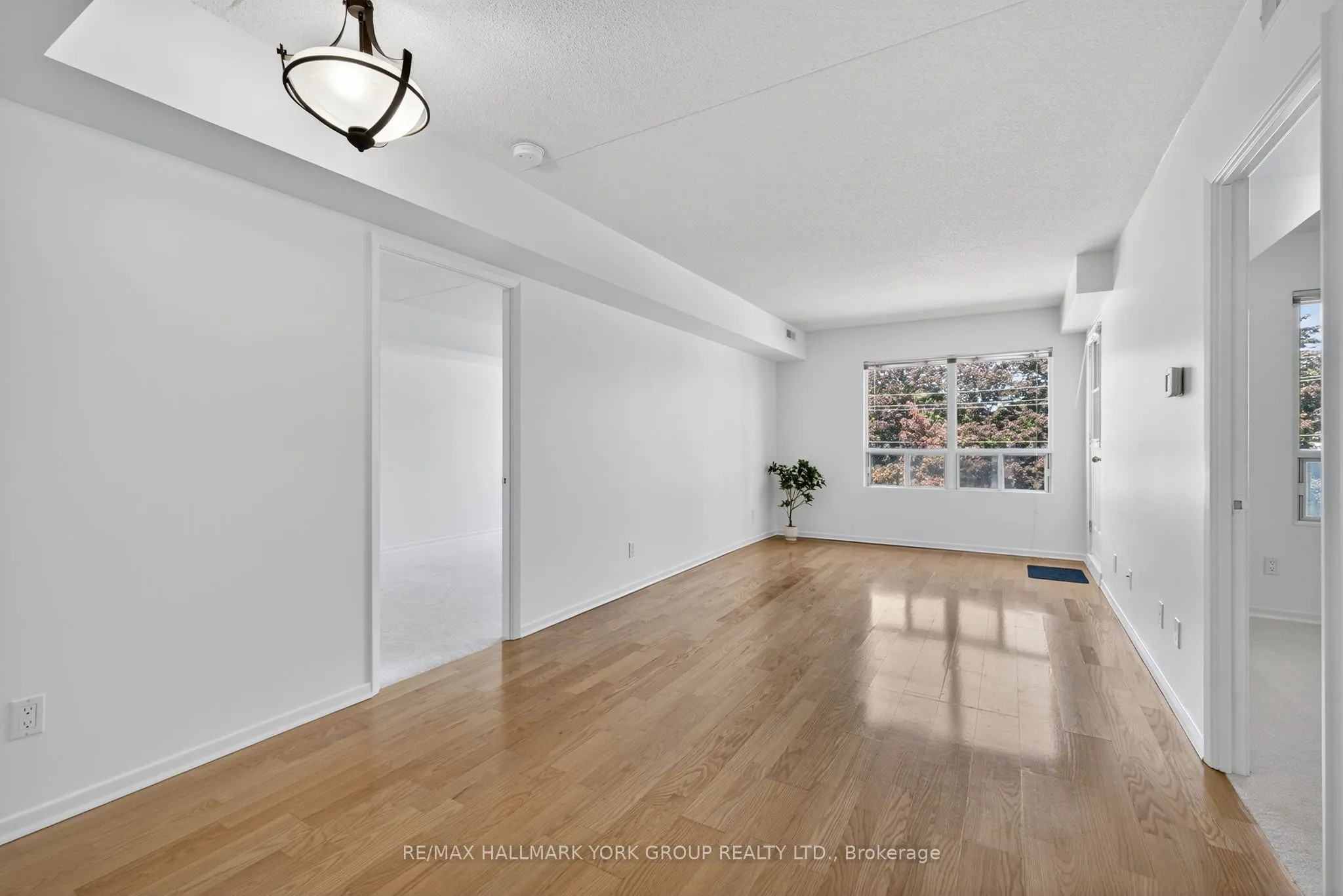 160 Wellington Street E, #210