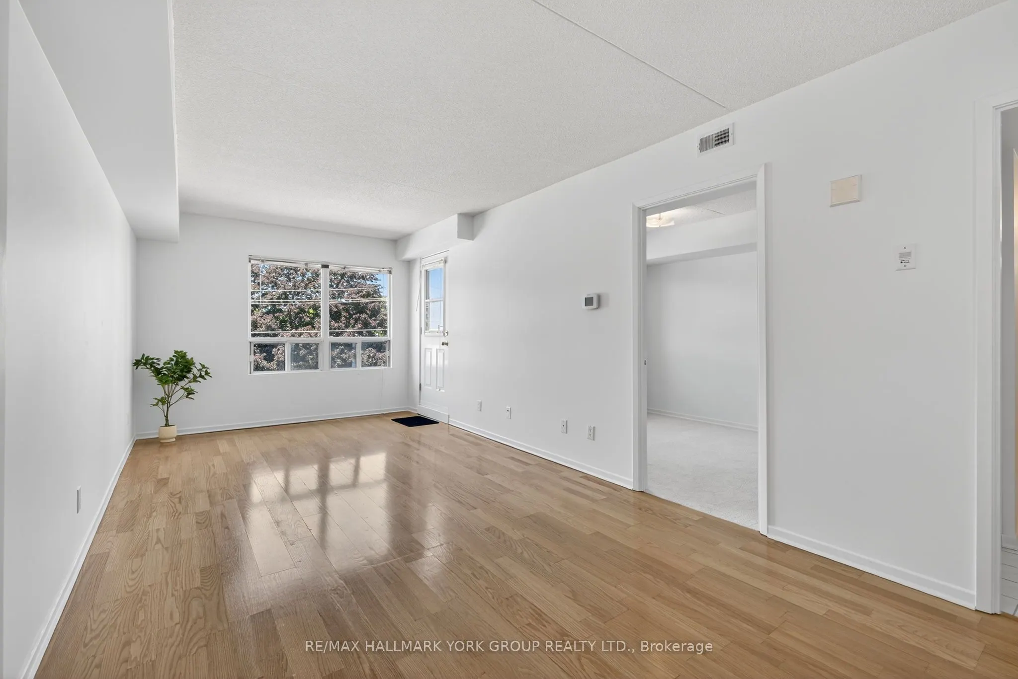 160 Wellington Street E, #210