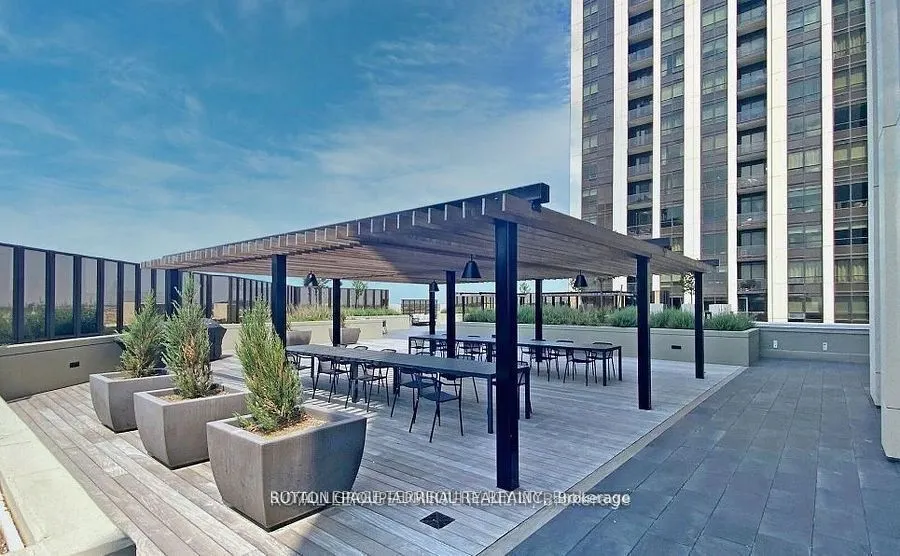 9075 Jane Street, #517