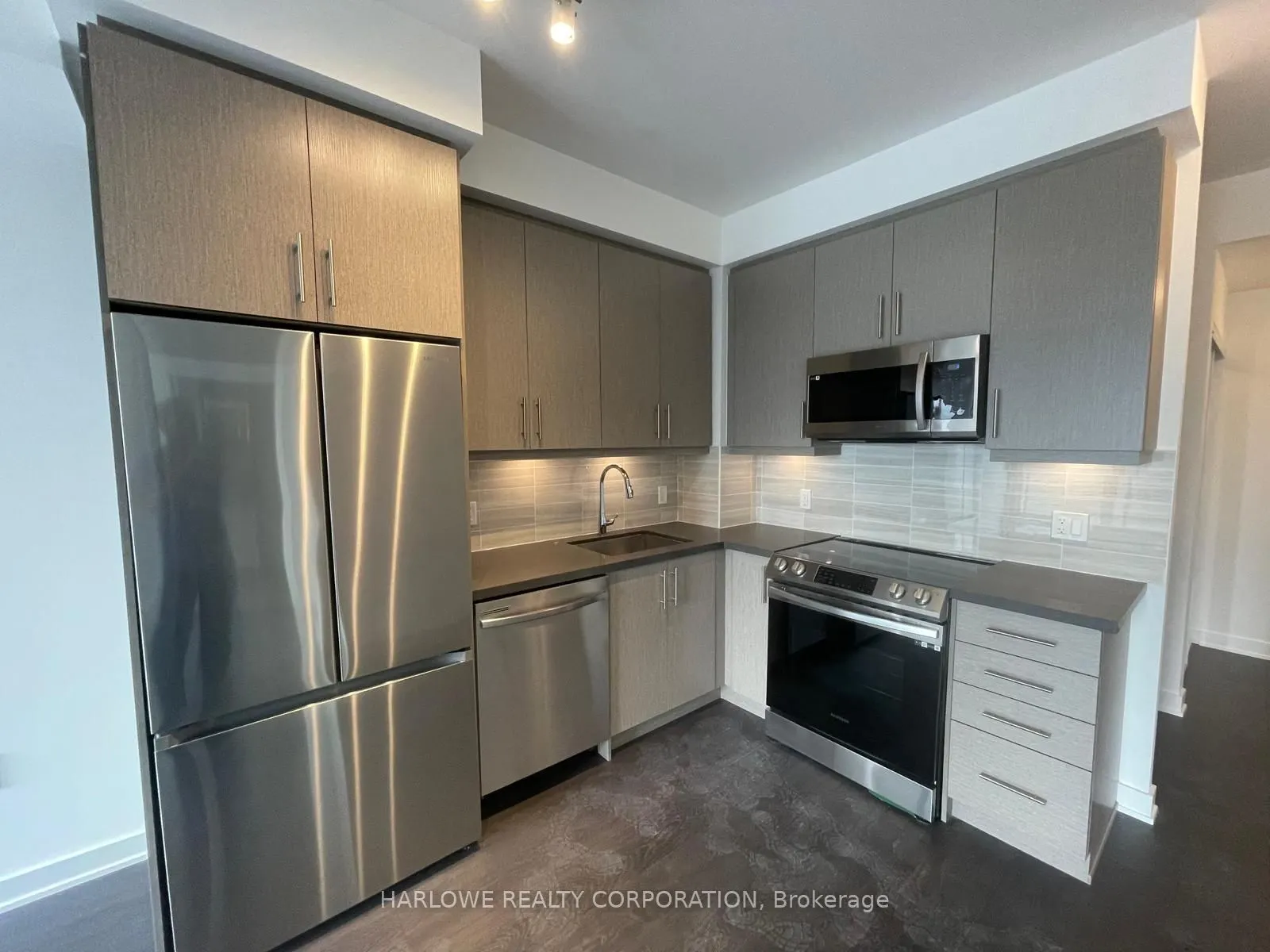 105 Oneida Crescent, #702