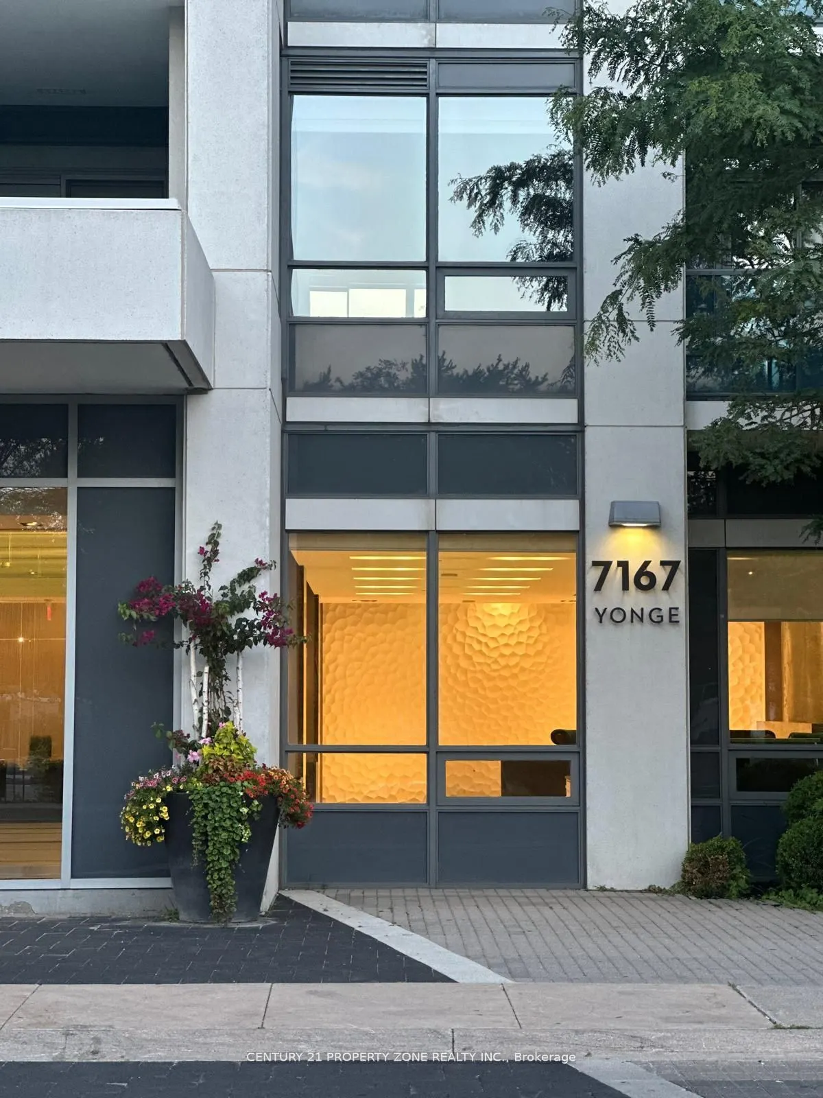 7167 Yonge Street, #1502