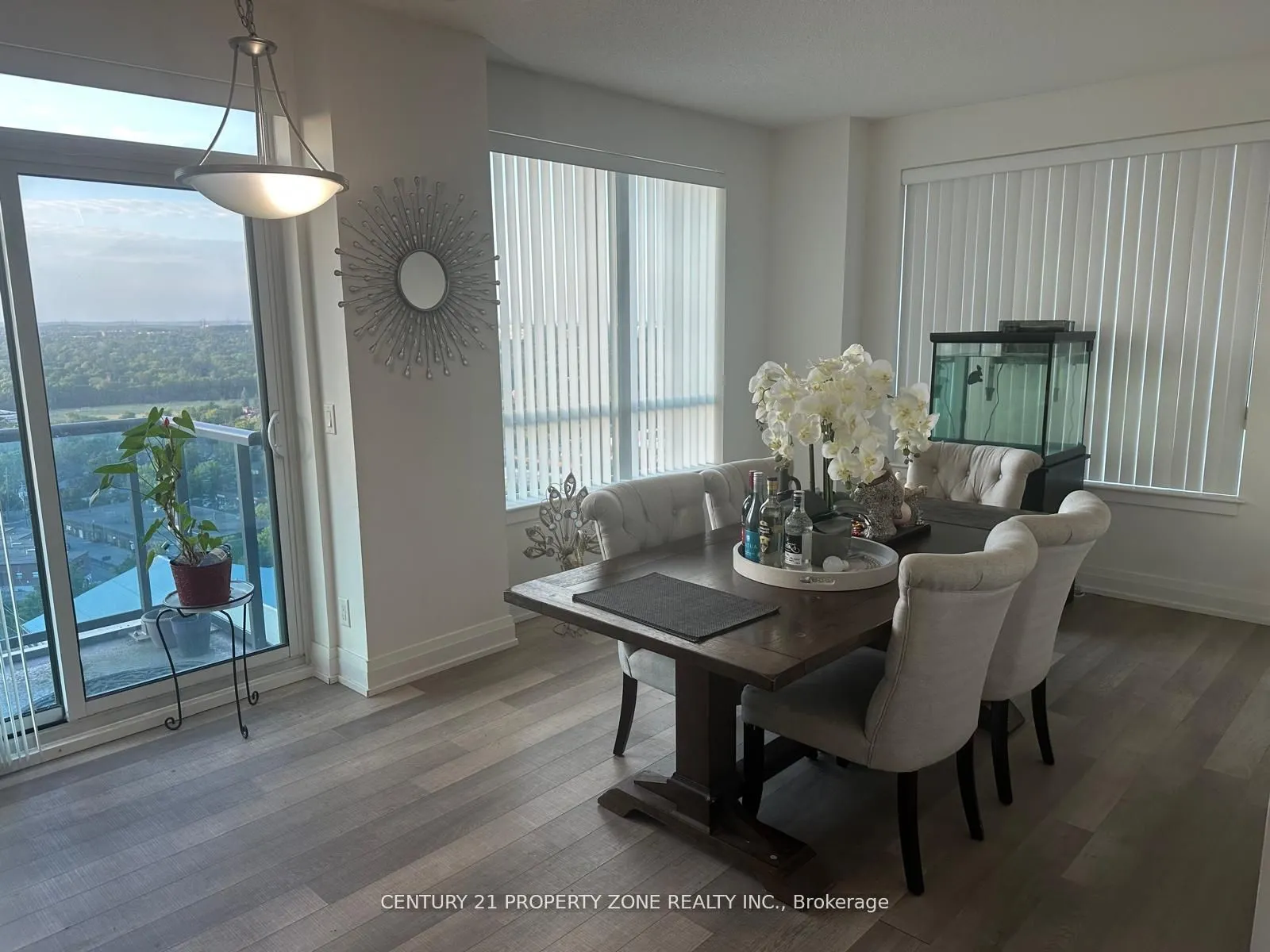 7167 Yonge Street, #1502