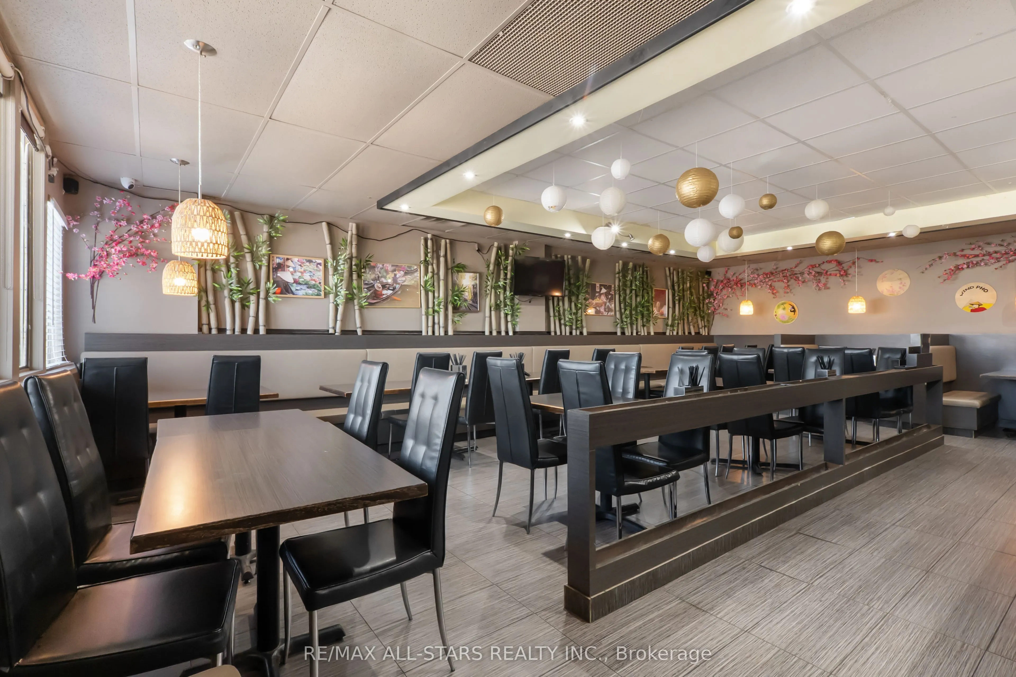 289 The Queensway Avenue S