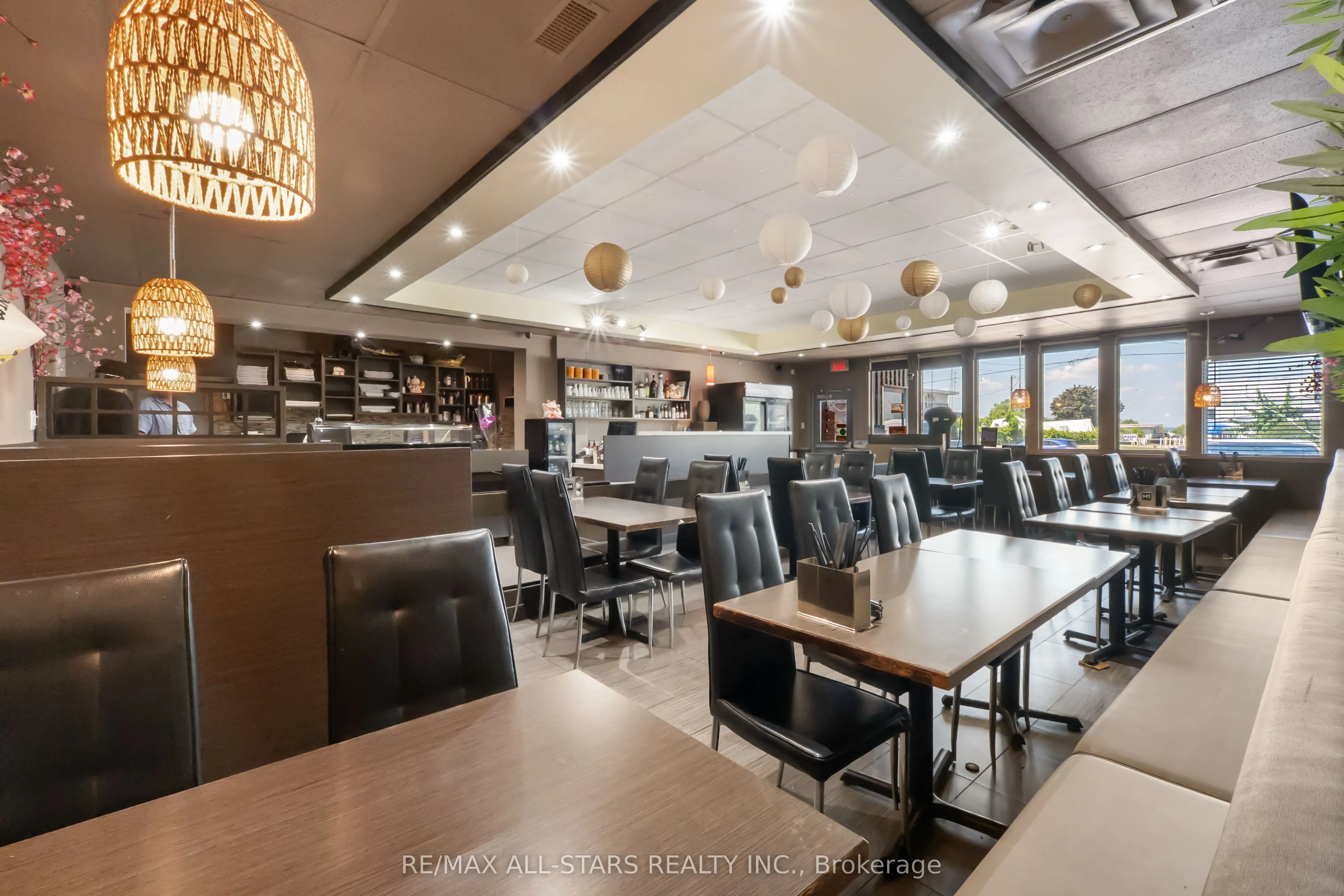 289 The Queensway Avenue S