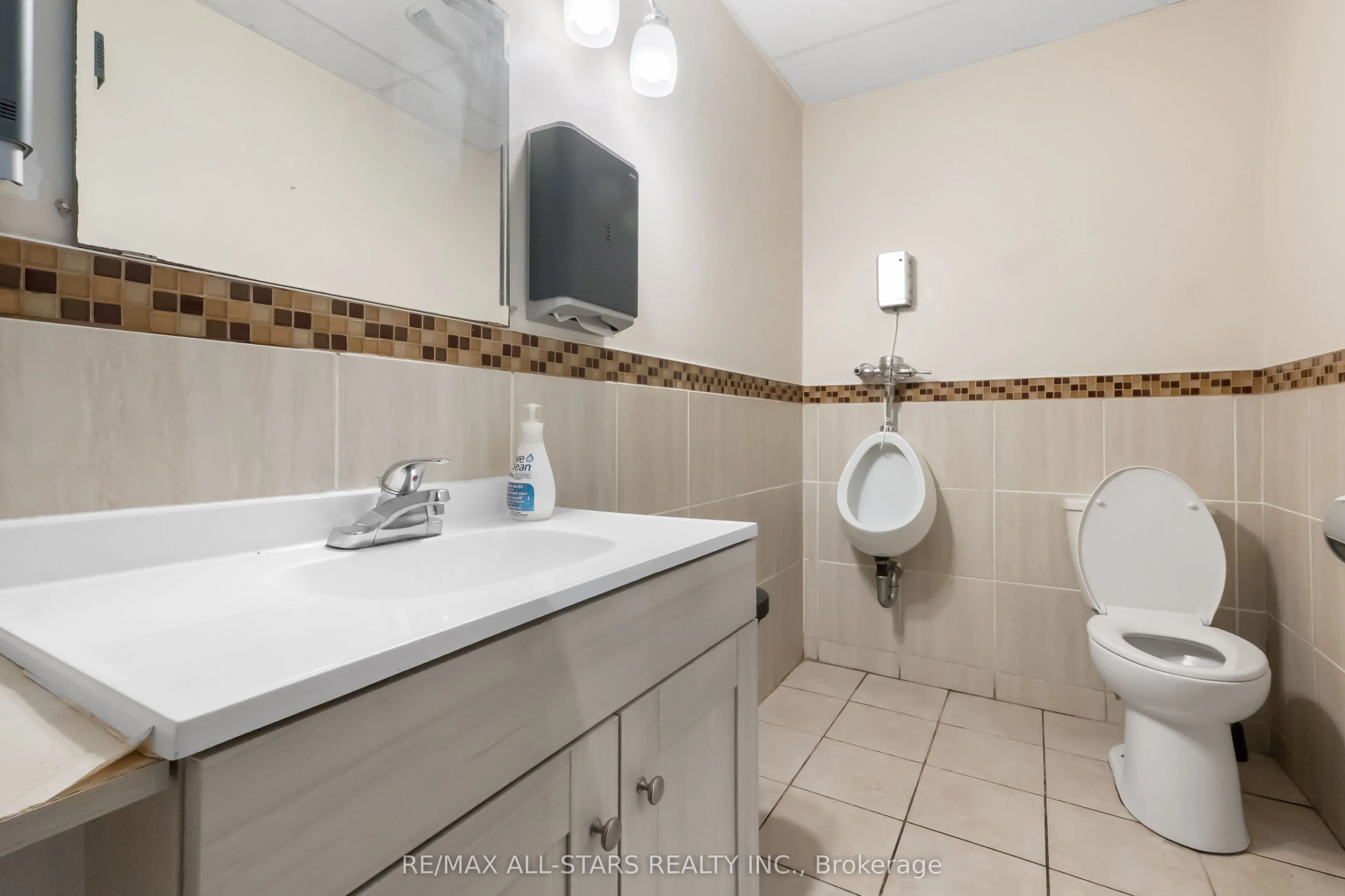 289 The Queensway Avenue S