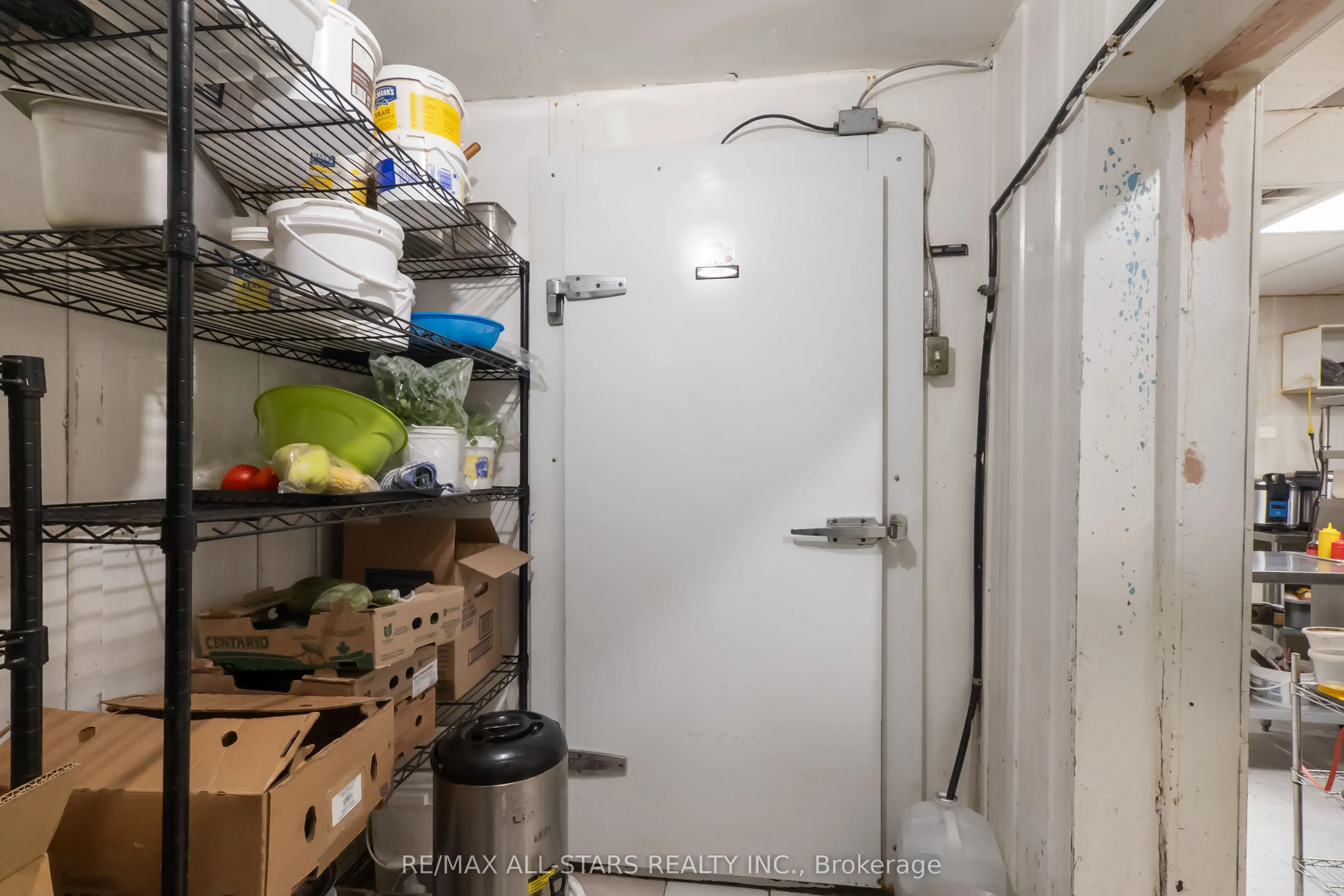 289 The Queensway Avenue S
