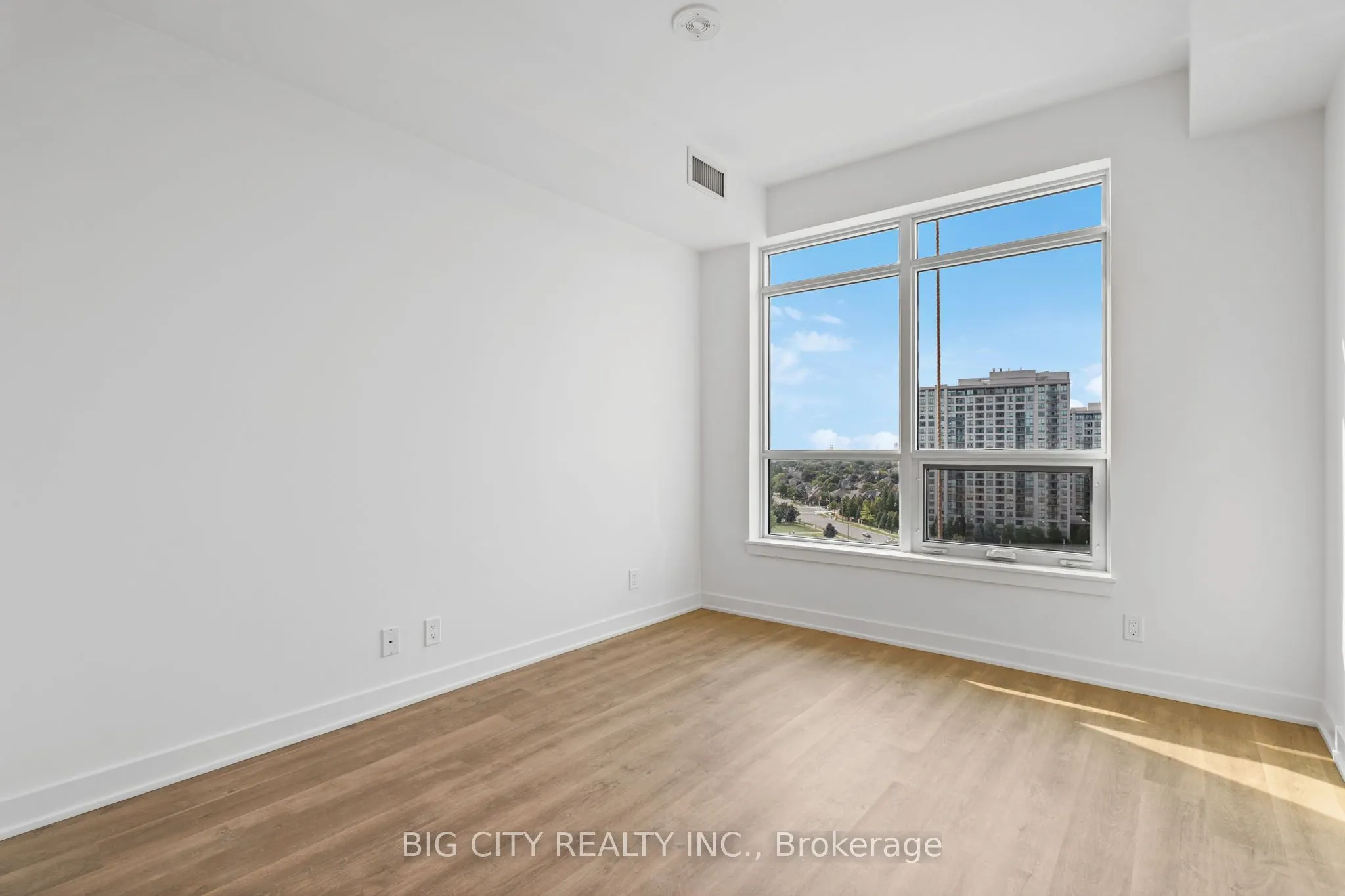 50 Upper Mall Way, #906B