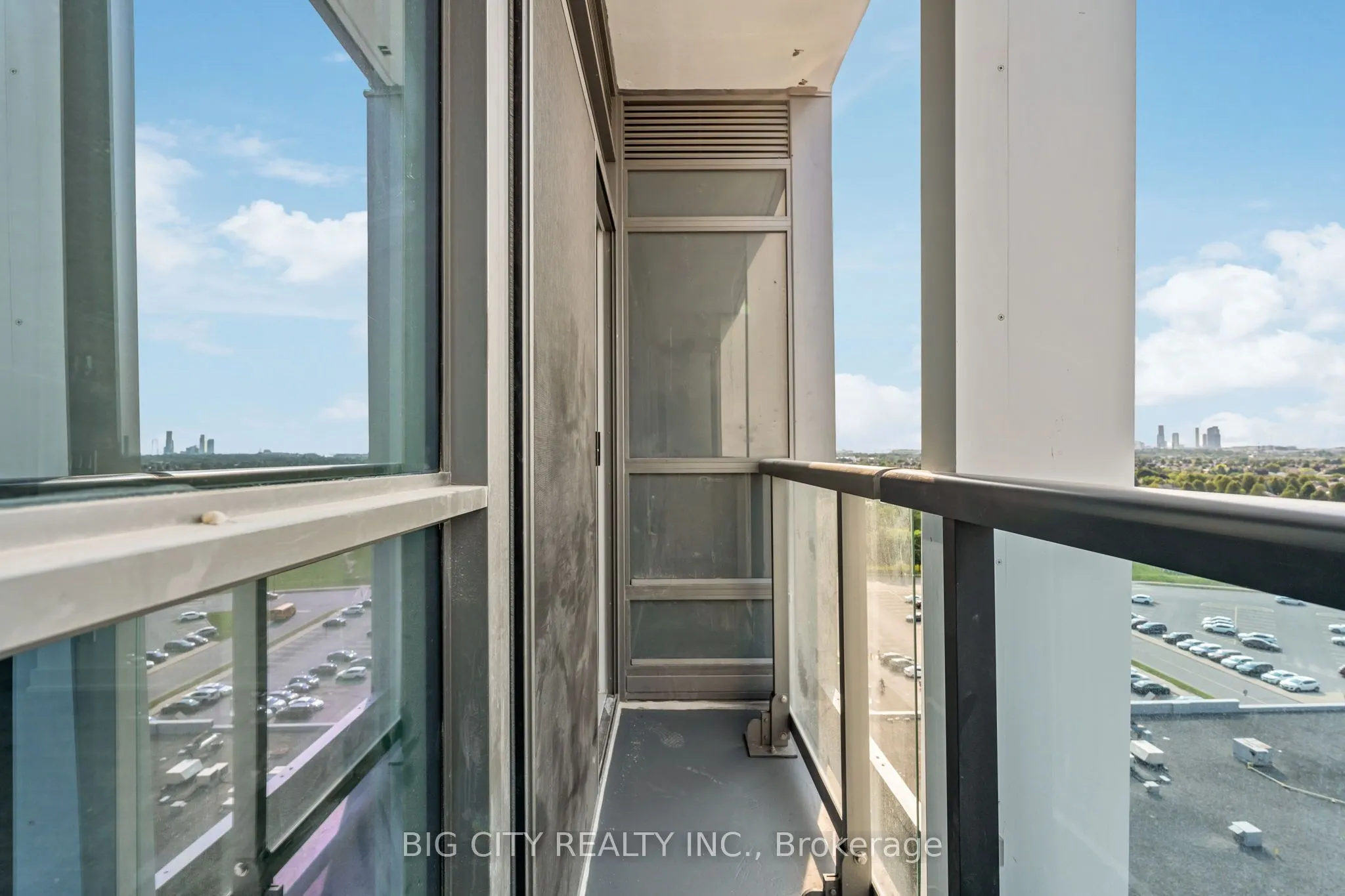 50 Upper Mall Way, #906B