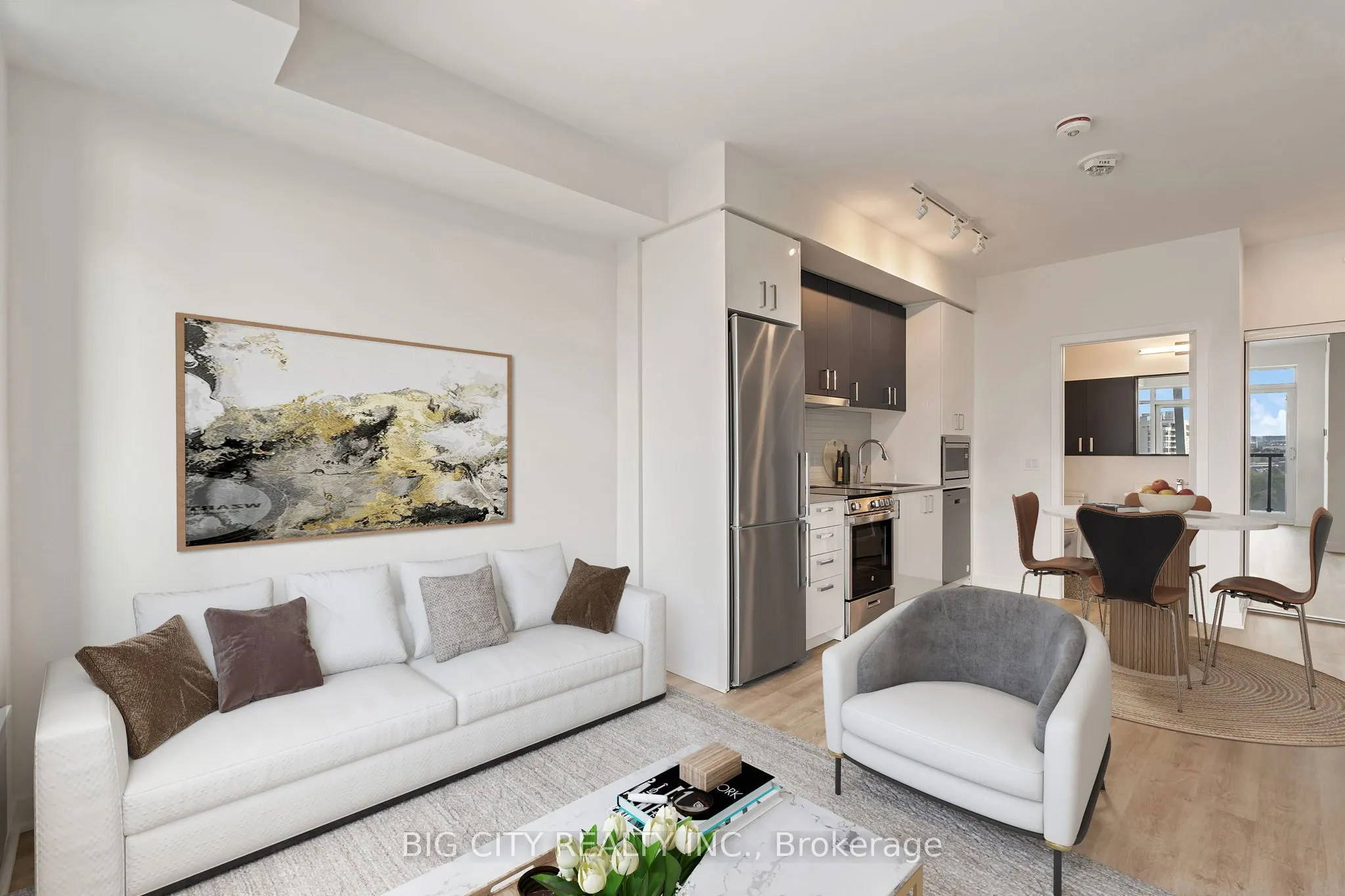 50 Upper Mall Way, #906B