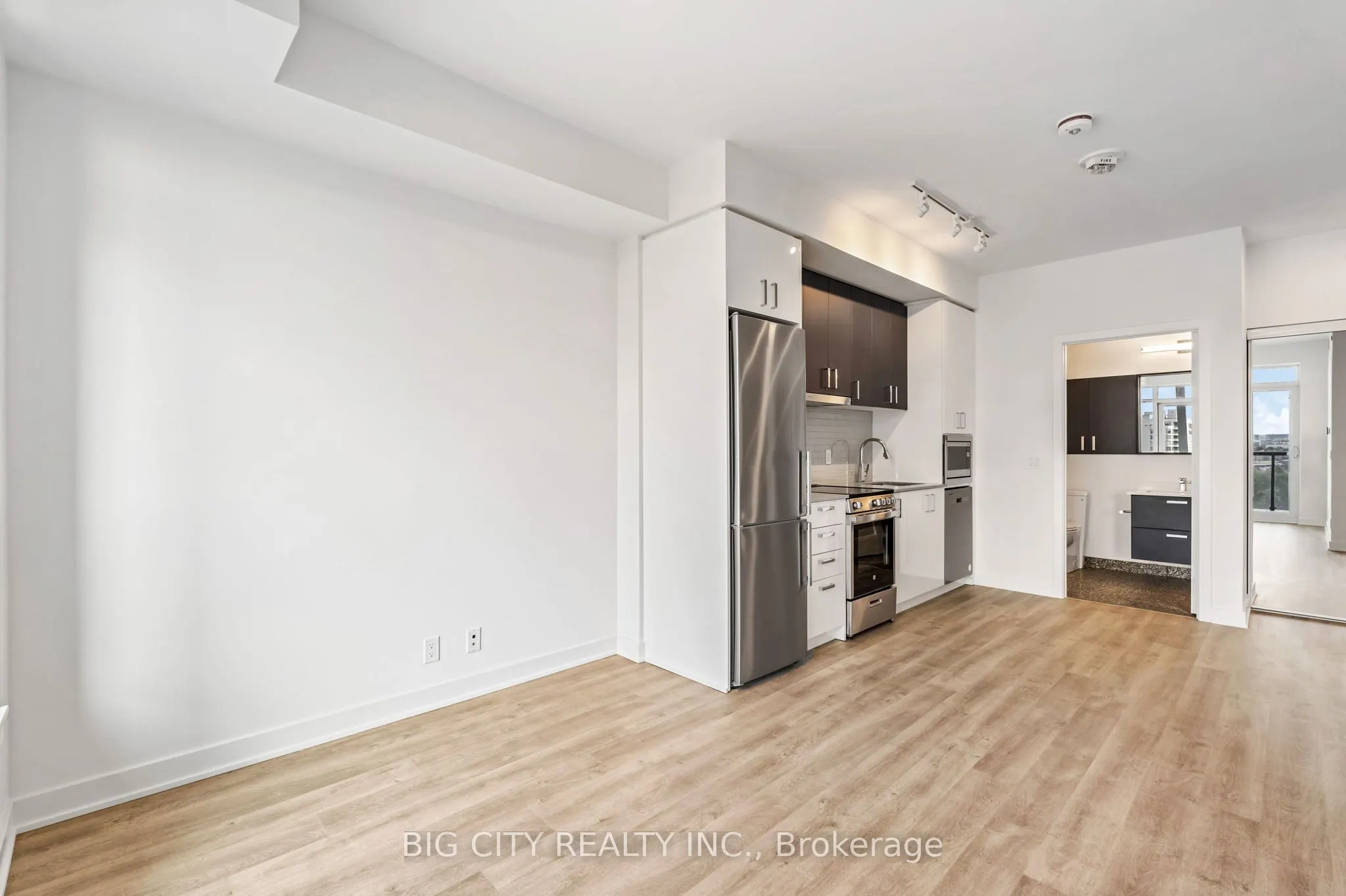 50 Upper Mall Way, #906B