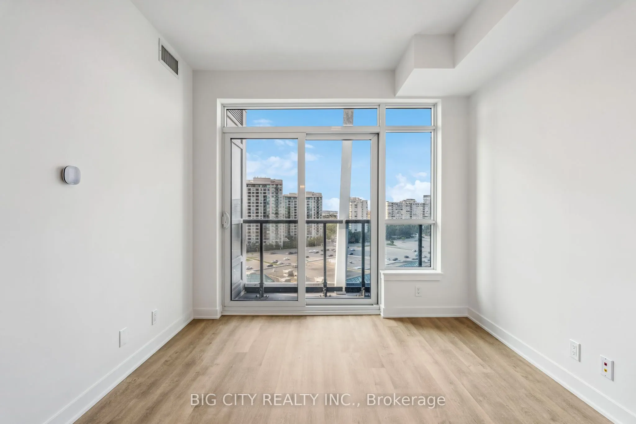 50 Upper Mall Way, #906B