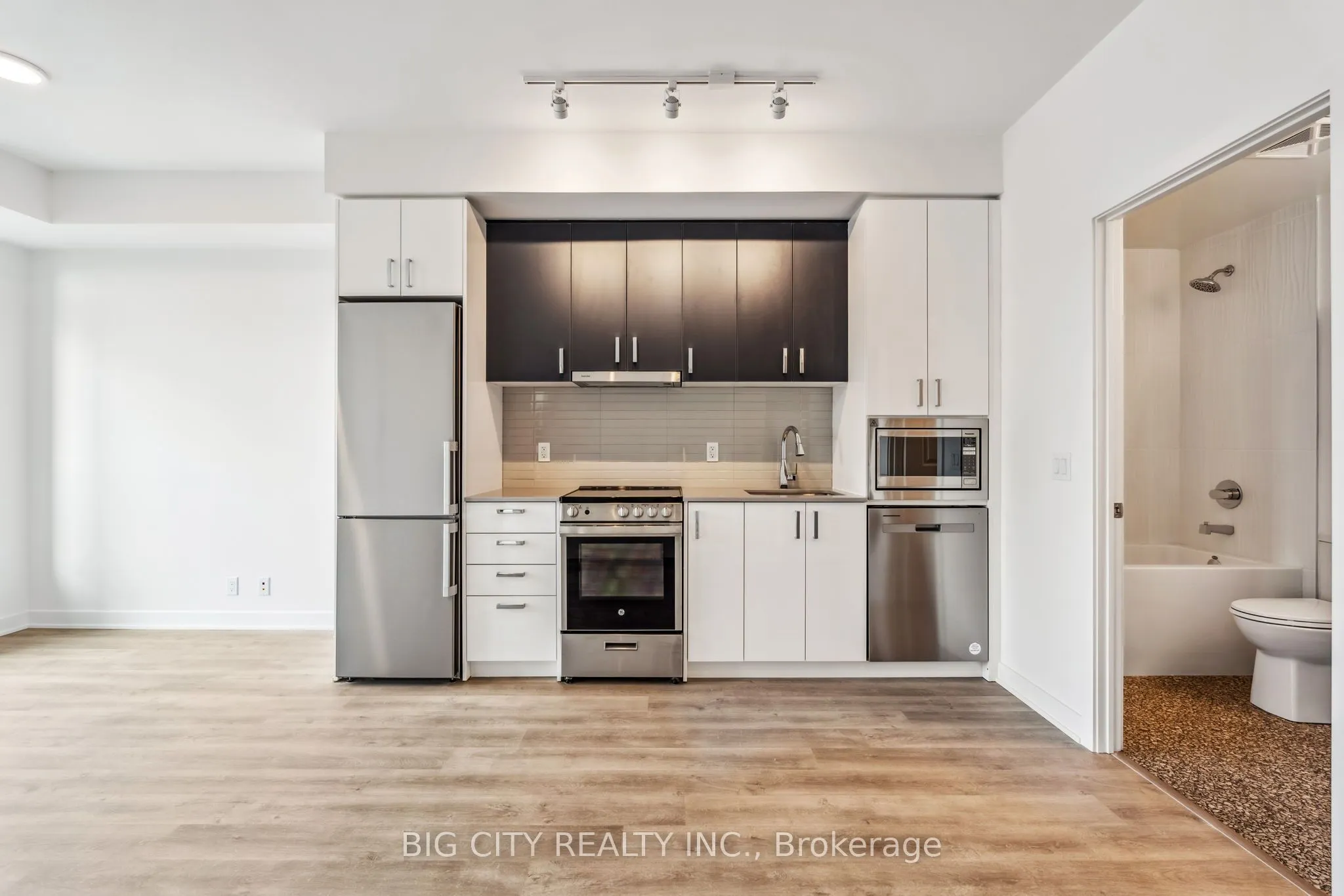 50 Upper Mall Way, #906B